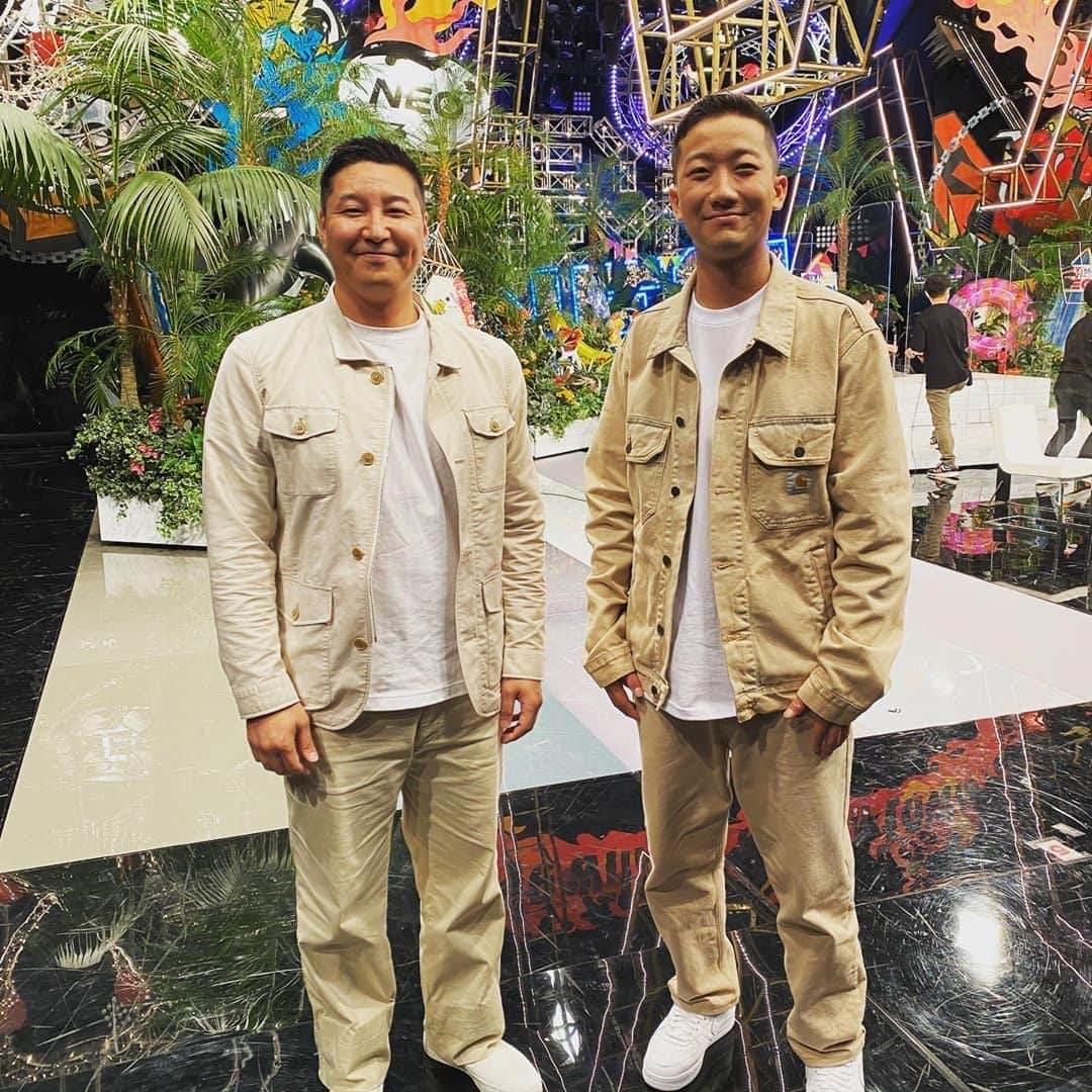 長田庄平のインスタグラム：「Mステに続きHEY!HEY!NEO!でも 今度は地上波で歌わせてもらいました！ ほぼIKKOにつぶされましたが、、  動画は 1700万回再生超えました！  #香水 #瑛人 #瑛肩 #HEYHEYNEO #ドルチェアンドガッバーナ」
