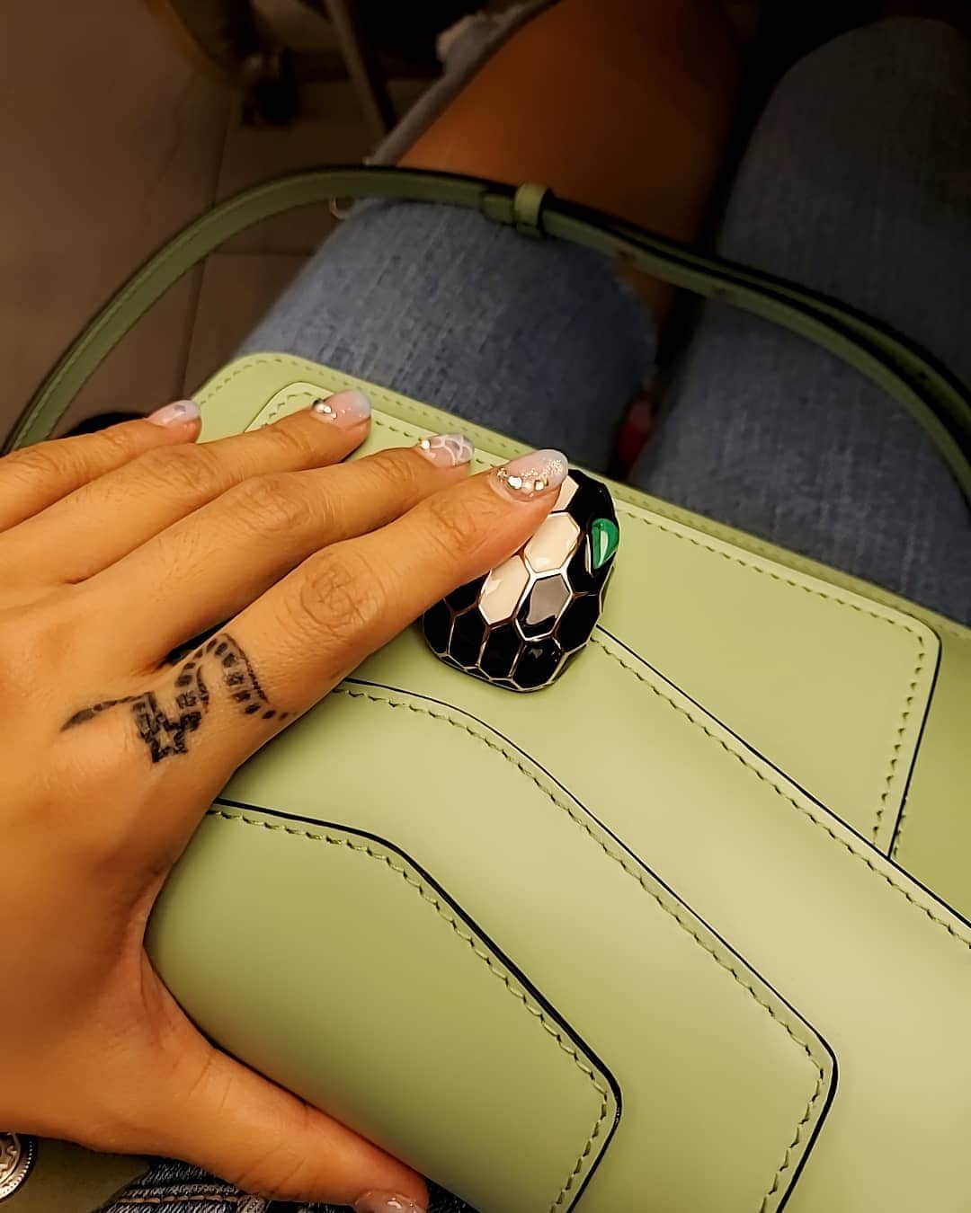 ジョリン・ツァイのインスタグラム：「帶寶寶出門 #bvlgaribag #serpentiforever」