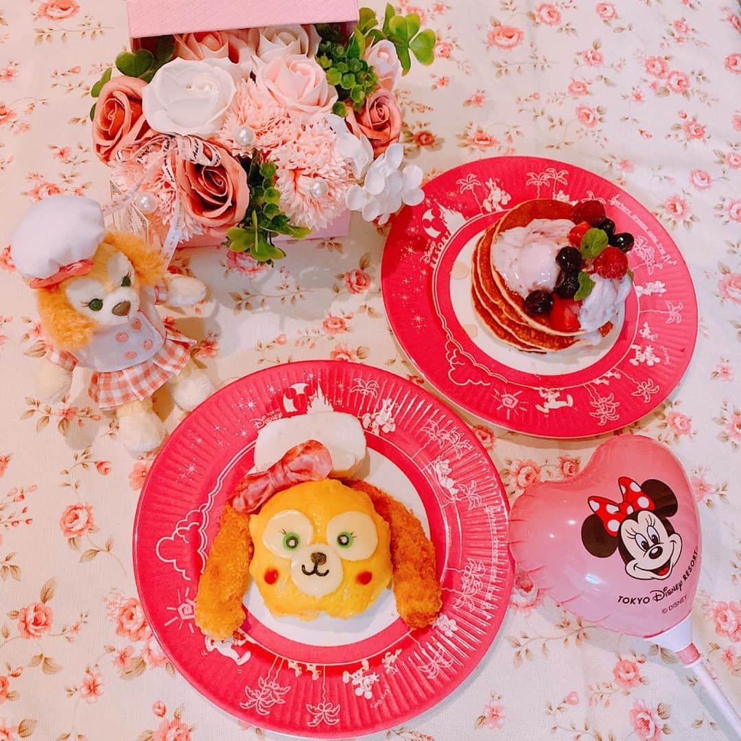 倉岡生夏のインスタグラム：「クッキーアンちゃん🍪オムライス🍳 ・ ・ お友達から、クッキーアンちゃんのぬいぐるみをもらって🧸そこに物語がかいてありました⭐️ ・ ・ 綿あめをたべようとしたダッフィーの前に、大量のワッフルを持ったクッキーアンちゃんがきて、ぶつかって綿あめとワッフルが宙に舞い上がってしまいました🧇 ・ そこでクッキーちゃんが、"いいこと考えた❣️" とダッフィーにたべさせたのが綿あめワッフル🧇 ダッフィーも気に入ってくれたみたい💓 ・ ・ そんなほっこりする物語を読んでワッフルじゃないけど、パンケーキで見た目を再現しました⭐️ ・ 綿あめが懐かしいなぁ〜⭐️ クッキーアンちゃんは、エビフライをあげたのでオムライスと合わせてつくってみました💓 ・ ・ ・ #おうちディズニー  #クッキーアン  #キャラ弁  #愛され料理 #クッキングラム #キャラごはん  #クッキーアンキャラ弁  #ダッフィーフレンズ #キャラ弁部 #delistagrammer  #cookieann  #kyaraben  #disnergram #クッキー・アン」