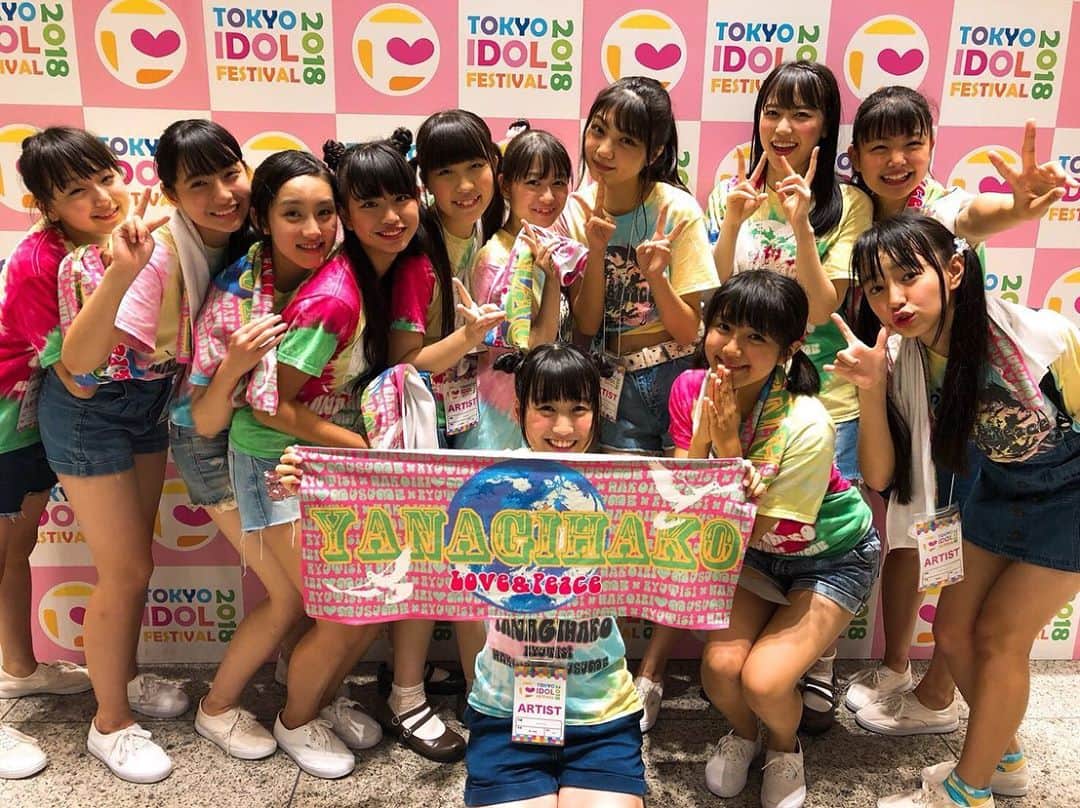 のインスタグラム：「明日は、 柳箱リモート2マンLIVE 〜ごきげんよう！ありがとね。〜💐 柳♡箱としてラストのライブです🤍  RYUTistさんと初めて会ったのは、私が中1の時☺︎ その時はまさかRYUTistさんと柳♡箱として活動できるなんて思っていませんでした。 でも2マンをしたり、CDを出して、新潟に会いに行ったり東京に会いに来てくれたりすることが増えて、どんどんRYUTistさんとの大切な時間が増えてすごく嬉しい💗 明日のライブもその大切な大切な時間。 素敵な時間にしようね‪‪❤︎‬  #柳箱 #RYUTist #ハコムス」
