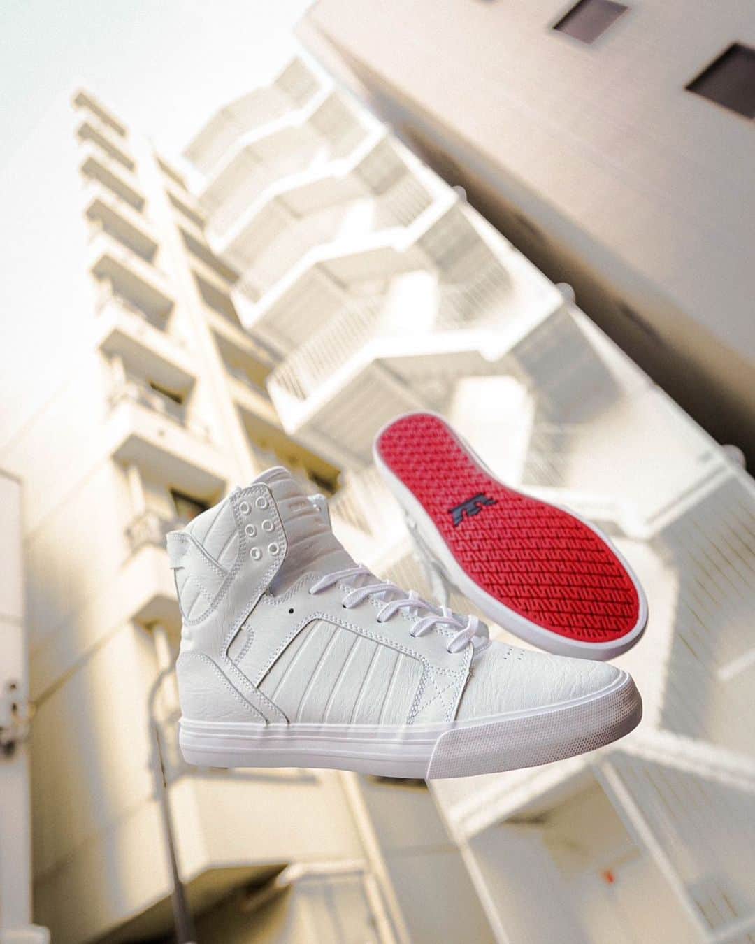 のインスタグラム：「【SKYTOP CLASSICS】 . -WHITE WHITE RED- . STORE & ONLINE . #suprafootweartokyo  #sneaker #skytop #classic #tokyo #harajuku #odaiba」