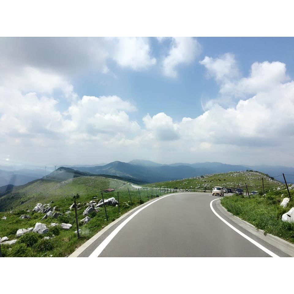 のインスタグラム：「＊ きょうから8月🌻 関東もやっと梅雨明けですね‼︎ 青空を見ると 気持ちが晴れやかになります☺️❤️ ＊ 数年前の写真ですが、 深呼吸したくなったら 見たくなる大好きな景色。 ＊ 「収束したら行きたい場所」のリストに よかったら追加してみてください🤗💕 ＊ #高知 #四国カルスト #天狗高原  #パワースポット #kochi #高知家 #beautiful #絶景  #picture #景色 #powerspot #おすすめ #絶景スポット  #収束したら行きたい場所 #リモート旅行  #梅雨明け #summer #夏 #🌻  #8月も楽しもう」