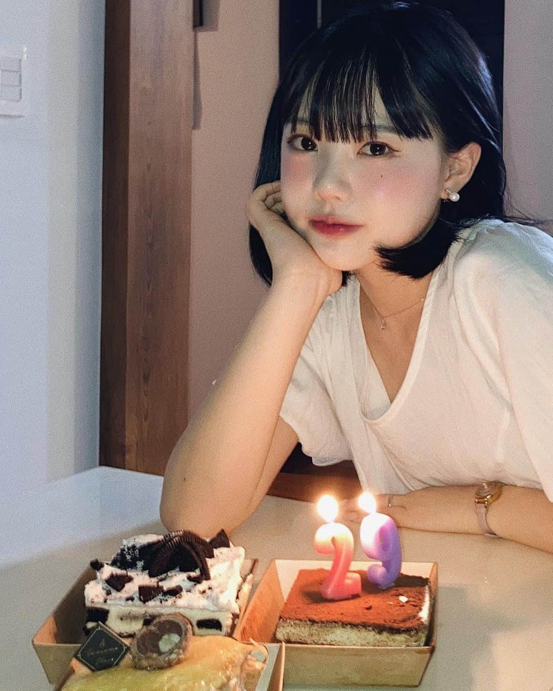 ホン・ヨンギさんのインスタグラム写真 - (ホン・ヨンギInstagram)「가족들이 해준 생일파티.. 늘 케익을 안먹고 버리니까 이번에 조각케익 준비한 동생..😊 언니는 그래도 큰 케익이 좋아... ㅋㅋㅋㅋㅋㅋㅋㅋㅋㅋㅋ 그나저나 생일 참 길어유 내일도 야에루랑 아라랑 송이랑 생일여행 🎂💕💕 브이로그를 찍을까 말꽈ㅠㅠㅠㅠㅠ!!! 지금 밀린 영상도 산더미라 고민돼유ㅠㅠㅠ」8月1日 21時40分 - kisy0729