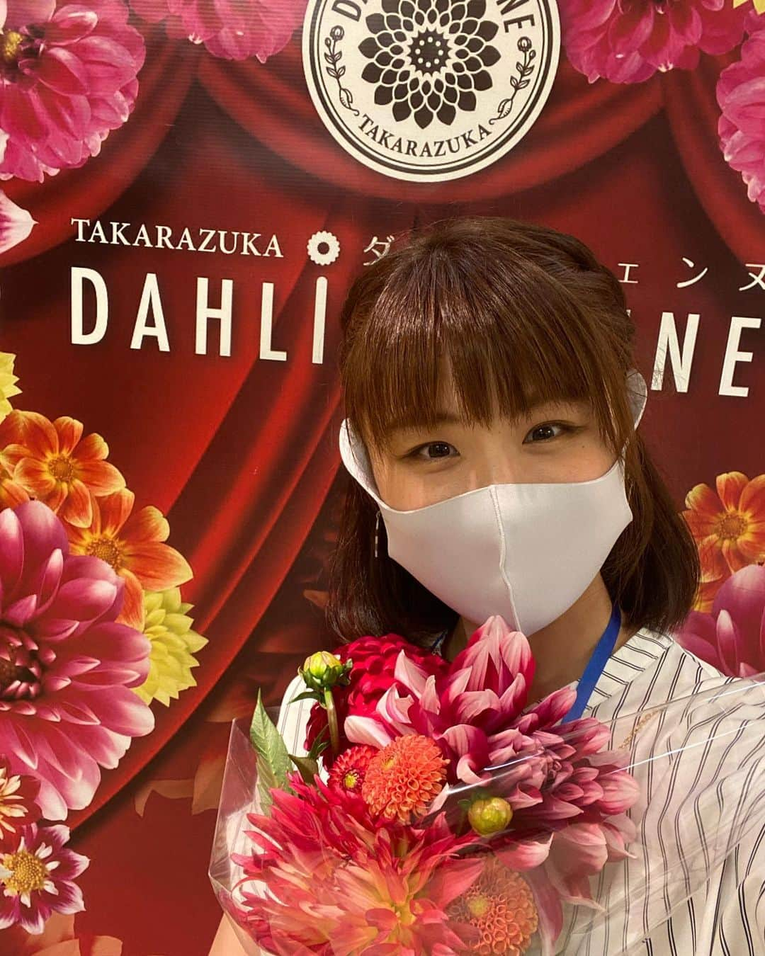 紗那ゆずはさんのインスタグラム写真 - (紗那ゆずはInstagram)「＊ #タカラジェンヌogマルシェ 無事に開幕しております…！ 常連さまから、 「わんちゃんねこちゃんのふりかけが気になってたのー！」 と、温かく声をかけていただき、 ハーブティー好きな方にも 「珍しい物が入ってるのね。」や「美味しかった！！」等と直接お声がけいただいたり…っ😭😭 . 本当に毎日幸せいっぱいでございます！ . . 我が家の愛犬と長く一緒にいたいと、出会ったのが漢方と薬膳。 そこから色んなことを知り、みなさまにも永く愛犬愛猫と一緒に笑顔で過ごしていただきたいと思い、始めたこの事業。 . 勿論、人間さま用のハーブティーも、忙しい毎日の中、少しでもゆったりと癒しの時間を…！！ と、薬膳を意識してブレンドしました。 . . 店頭販売だからこそ、生のみなさまのお声が聞ける。本当に貴重な体験をさせていただいております。 . 来週火曜日(8/4)まで出店しております！ 是非、#宝塚阪急百貨店 #トップステージ にいらしてくださいっ！ . お待ちしておりますっ！！ . . #薬膳 #ハーブティー #ハーブティーのある暮らし #ハーブティー好き #わんこのいる生活 #わんこは家族 #わんこのふりかけ #漢方 #ルナシェンヌ #」8月1日 21時41分 - mitsuko_0318