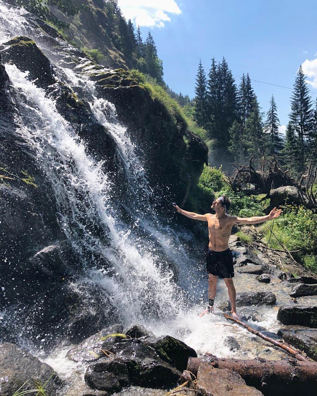 ブレンダン・ケリーのインスタグラム：「Weekend hike up this beauty 😇 #vaujany #waterfall #hike #nswis」
