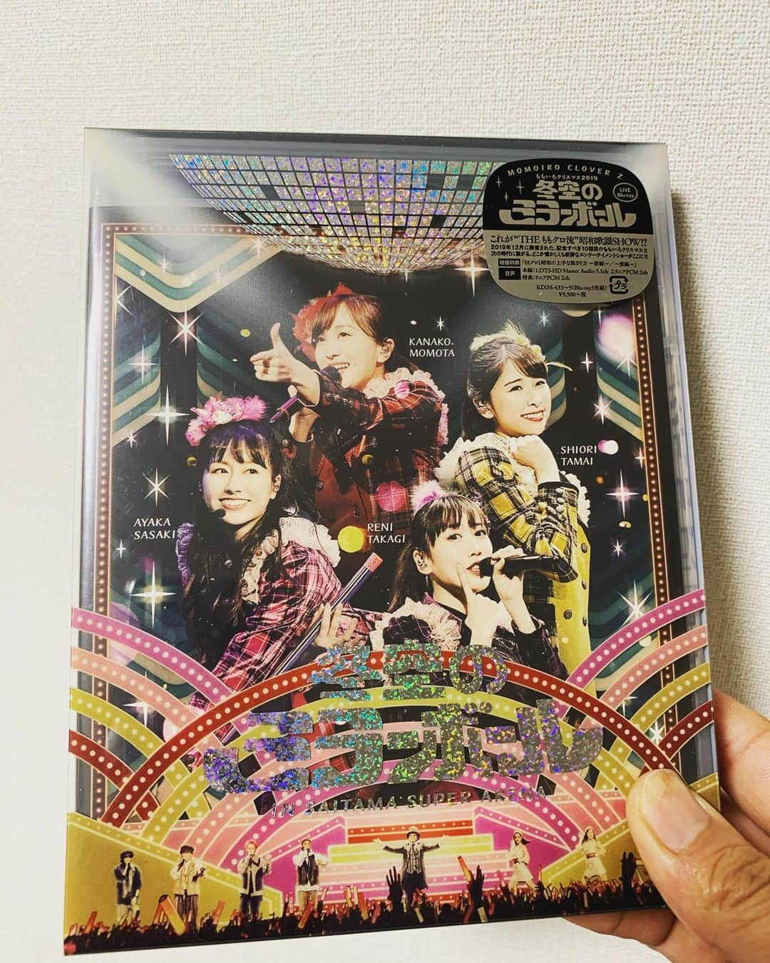 藤原佑介のインスタグラム：「昨年参加させて頂きました、『ももいろクリスマス2019 〜冬空のミラーボール〜』を頂きました！ 地元さいたまでの公演、さらに大きなパワーを受けたステージでした！ これからじっくり拝見します！  #ももクロ #ももクリ #DAY1が村石師匠で #DAY2が僕です」