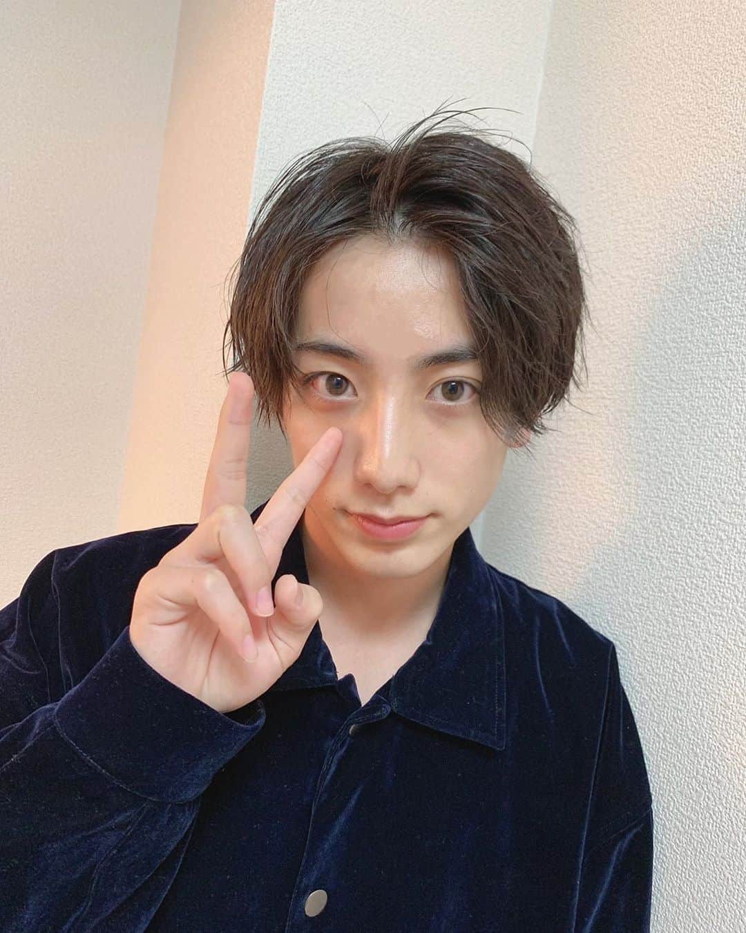 小西詠斗のインスタグラム：「こんばんはー👼 みんな元気ですか！ 2枚目アホっぽいね🧚‍♂️」