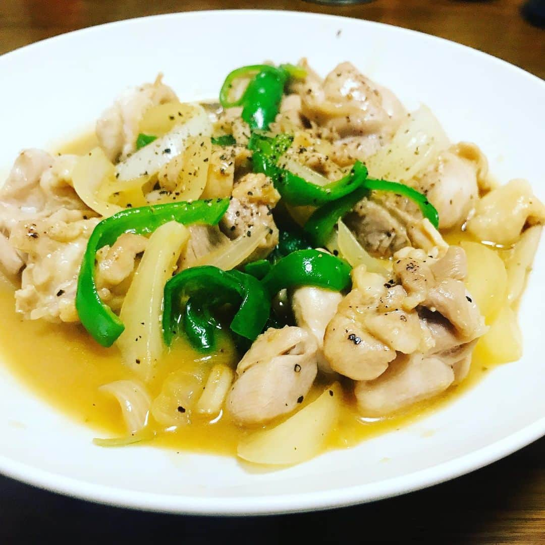 山本寛のインスタグラム：「ガリバタチキン。慣れてきた。 #ガリバタ#チキン#料理#男の料理」