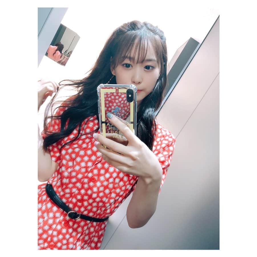 のインスタグラム：「・ ・ 古着屋さんのレトロワンピース❤️ ミニーちゃんみたい❤️ ・ 生配信ありがと〜！ 大盛り上がりだったね👑 ホーム感のあるノリがたのしかった！ ・ お知らせがあるよというお知らせをしました！笑 なんだかややこしいね😇 ・ #ワンピース #肩パッドは取っちゃうあたり #まだまだね #古着あんまり着ないけど #安くて可愛い  #avex #トイレ #❤️」