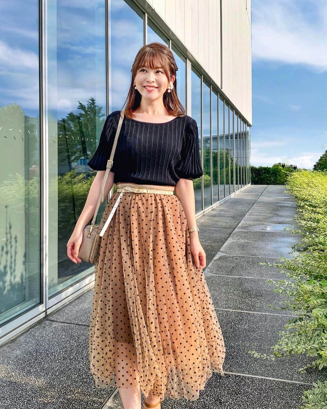 みゆこさんのインスタグラム写真 - (みゆこInstagram)「.﻿ 梅雨明けましたね🥰🧡﻿ ﻿ これから蒸し暑い日が増えるけれど、﻿ 真夏の青空に毎日会えるのは嬉しい♡﻿ ﻿ カラコン、また新しくしてみました♡﻿ 今回はブラウンの色味強めの✨﻿ 遠目で見ても瞳に透明感が出て、﻿ 気に入ってます👁💕﻿ いつもの@lanicon_official でGetしました♡﻿ ﻿ マスク😷や熱中症との闘いもあるけれど、﻿ この夏も楽しみたいですね💓﻿ ﻿ ﻿ #今日の一枚#8月#梅雨明け#黒コーデ﻿ #Lanicon #ラニコン #カラコン﻿ #sugarbrown #送料無料 #1年カラコン﻿ ﻿」8月1日 21時52分 - miyuco.t