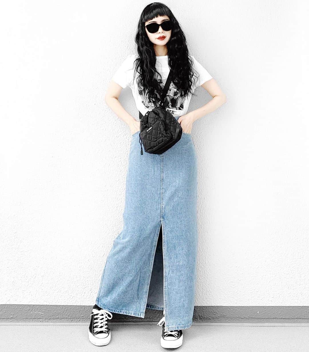 lve_xxxxのインスタグラム：「.﻿ .﻿ 前投稿の﻿ 𝐒𝐭𝐚𝐧𝐝 𝐛𝐲 𝐌𝐞 ᴛᴇᴇ の﻿ 別 ᴄᴏᴅᴇ ᴠer﻿ ﻿ ﾃﾞﾆﾑﾛﾝｸﾞｽｶｰﾄ合わせ💙﻿ ﻿ ｽｯｷﾘｼﾙｴｯﾄでﾊｲｳｴｽﾄ仕様なので﻿ ｶｼﾞｭｱﾙになり過ぎないﾃﾞﾆﾑSK﻿ ﻿ ﾌﾛﾝﾄのｽﾘｯﾄが深めの作りですが﻿ 実際着るとｶﾞﾊﾞｰって﻿ 開いたりしないので空き具合は﻿ そんなに気にならないです🙆‍♀️﻿ ﻿ 身長163㌢でこの着丈感は嬉し🙈﻿ ﻿ @lveu.official ﻿ 🈟 𝗙𝗿𝗼𝗻𝘁 𝘀𝗹𝗶𝘁 𝗱𝗲𝗻𝗶𝗺 𝘀𝗸𝗶𝗿𝘁﻿ (8/2発売)﻿ ﻿ ｻｲﾄの方で、身長別の着画ありますので﻿ ご参考になりましたら幸いです☺︎﻿ ﻿ BAGは ʀᴀʏ ʙᴇᴀᴍs (雑誌付録)﻿ 結構物入って良き🙆‍♀️﻿ ﻿ ﻿ その他ｺｰﾃﾞｱｲﾃﾑ詳細は﻿ WEARをご覧くださいませ。﻿ ﻿ WEAR ： lvexxxx ﻿ 💻 https://wear.jp/sp/lvexxxx/﻿ ﻿ －－－－－－－－－－－－－－－－－－﻿ ﻿ 📢ｺﾒﾝﾄ頂ける際は、﻿ 最新投稿にお願い致します。﻿ ﻿ 過去投稿に頂いた際、気がつかない事もあり﻿ お返事致しかねる場合が御座います🙇‍♀ ️﻿ ﻿ ﻿」