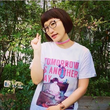 松浦志穂のインスタグラム：「「ちょっと」て言ってる瞬間📸 ・ トットちゃんTシャツ。若かりし頃の黒柳徹子さん激かわ。激おしゃれ。 ・ #トットちゃん #黒柳徹子 #梅雨明け」