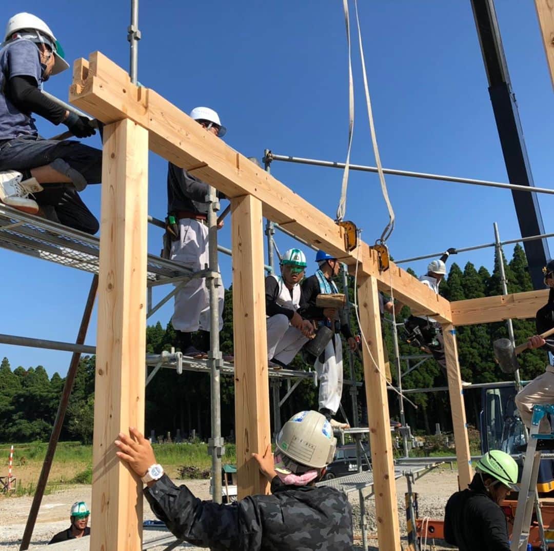 日大建築のインスタグラム：「暑い炎天下の中、棟上げ上棟式 #日大建築#カリフォルニアスタイル #サーファーズハウス新築#注文住宅#宮崎市#モダン#オシャレ#ビーチ#海#surf #ハワイ#アメリカン#大工#建築#設計#ウッドスタイル#中古住宅#リフォーム#リノベーション#カバードポーチ#ウッドデッキ#ヘリンボーン#マイホーム#家造り」