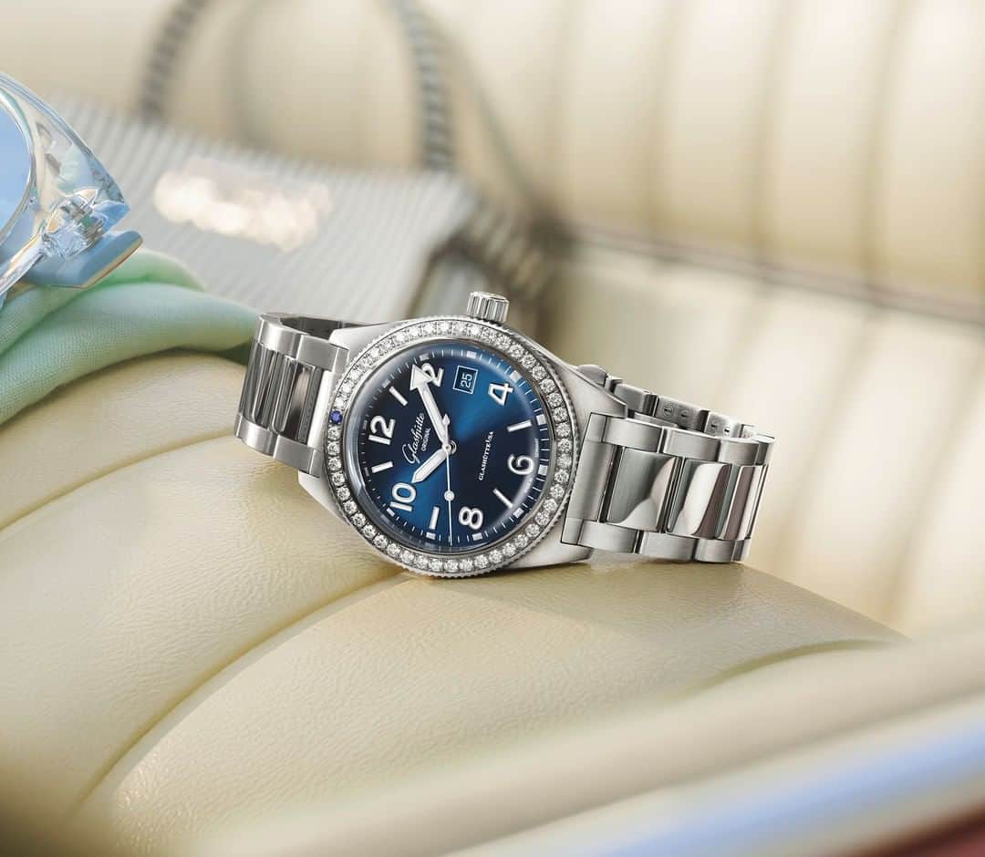 グラスヒュッテさんのインスタグラム写真 - (グラスヒュッテInstagram)「Enchanting and dazzling — for a fresh yet glamourous look.⁠ ⁠ Studded with 47 brilliant-cut diamonds and a blue sapphire, this most enchanting SeaQ maintains a 39.5mm diameter and has its every detail crafted as well as tested to extraordinarily rigorous standards.⁠ ⁠ #GlashütteOriginal #GlashuetteOriginal #SeaQ #watchdesign #madeingermany #watchmakingart #wotd #instawatch #watchesofinstagram #vintageinspired #GOnovelties2020 #watchrelease #blue #bluedial #diamonds ⁠ ⁠ ⁠」8月1日 22時01分 - glashuetteoriginal