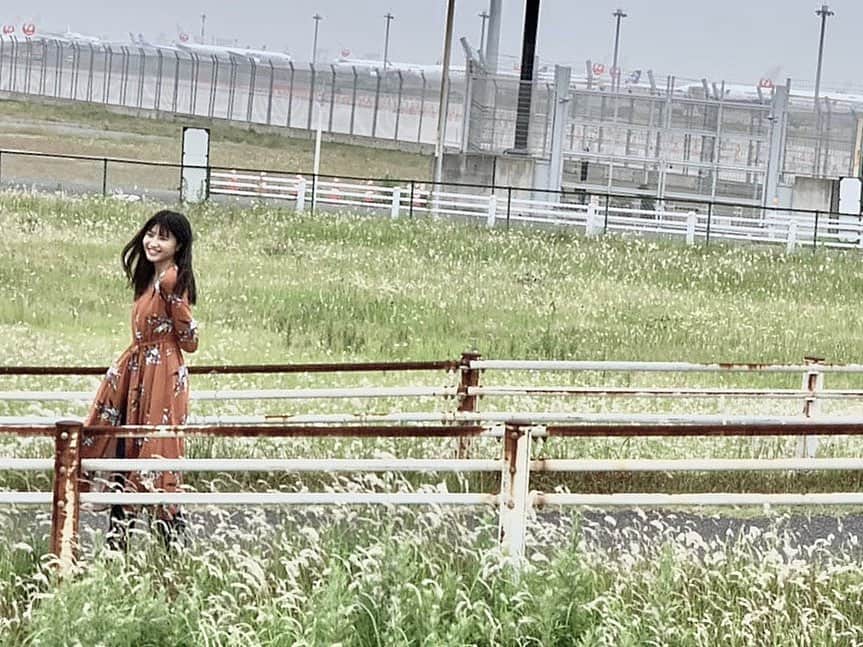 若林真帆のインスタグラム：「【お知らせ】﻿ …﻿ 9/15発売の「NEXTGIRL図鑑2020」に掲載されます！﻿ マネージャーさんに遠くから撮って頂いたオフショを少しだけ✌🏻﻿ ぜひ見ていただけたら嬉しいです🙇‍♀️🙇‍♀️﻿ …﻿ #若林真帆 #CMNOW #nextgirl図鑑2020」