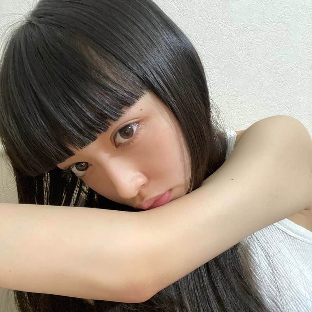 セナのインスタグラム：「" KIEHL’S LOVES JAPAN " . . 日本限定パッケージは 夏祭りがテーマ🍉🌀 夏らしくてとってもかわいい！ . これからもっと暑くなるし マスクだと肌あれしちゃうけど、 カレンデュラトナーを使ってると肌の調子が全然違う！ これからの時期ほんとにおすすめです！🤍 . kiehl’s公式オンラインサイトにてe-夏祭りが開催されていて いまなら、ゲームでお得な限定コードがゲットできるみたいです！ 是非チェックしてみてください！ . . . #キールズラブズジャパン  #kiehls  #キールズ  #スキンケア  #黒髪ロング  #selfie  #pr」