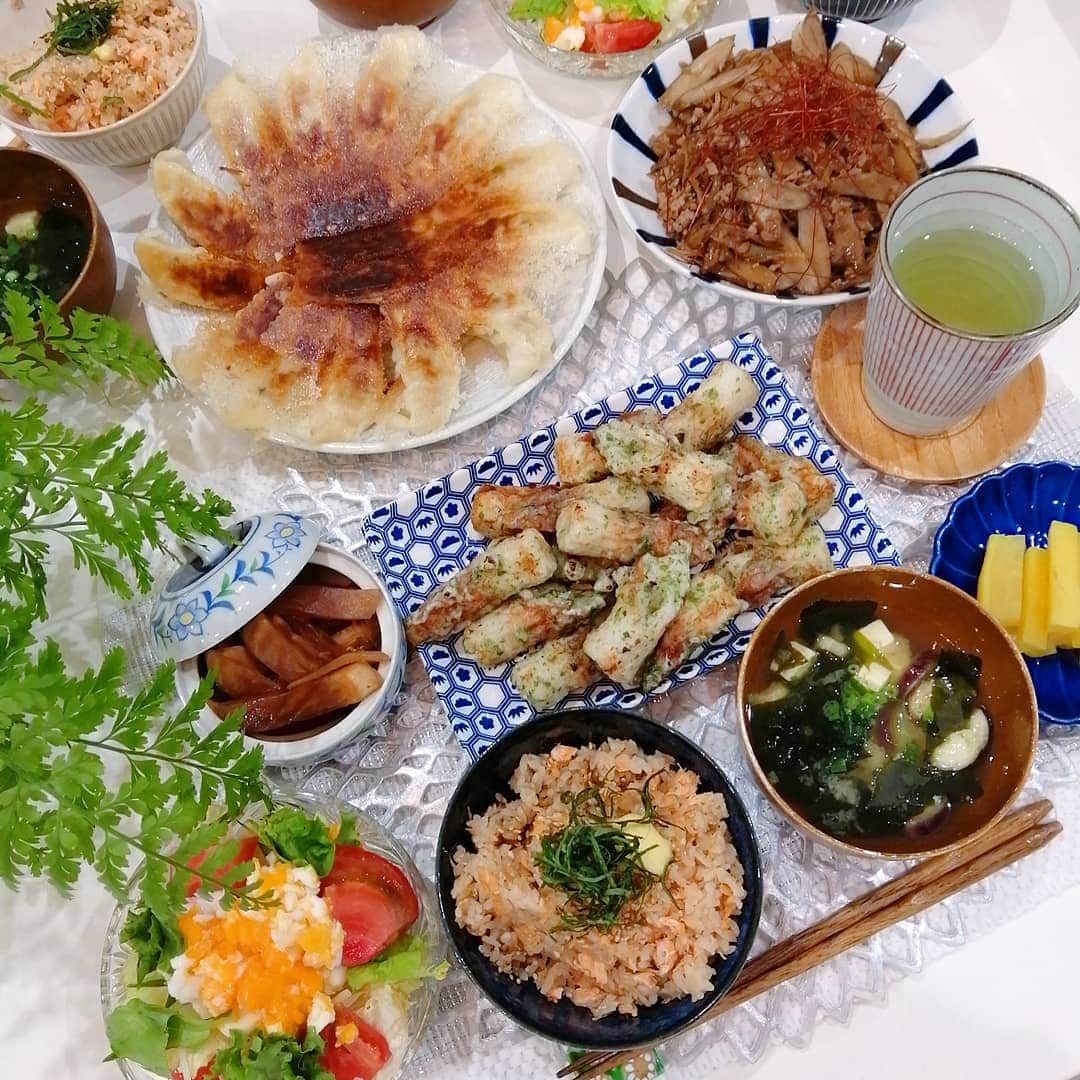 のインスタグラム：「#晩御飯#食費月13000円   鮭の炊き込みご飯 餃子 ちくわの磯辺揚げ 茄子のお味噌汁 サラダ 漬物  💨💨💨💨💨  #晩ごはん#晩ご飯#夕食#夕御飯#夕食#おうちごはん#節約#節約ご飯#晩御飯#デリスタグラム#デリスタグラマー#クッキングラム#ワーママ#大分#instafood」