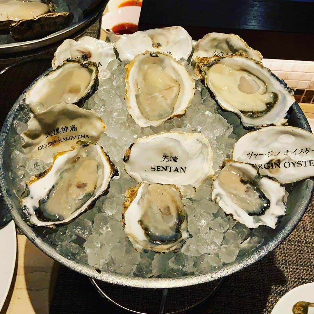 志摩有子さんのインスタグラム写真 - (志摩有子Instagram)「何度当たっても生牡蠣が食べたいという執念から行き着いたと仲良しから教えてもらったオイスターバー。広島の無人島のきれいな海で作られる生牡蠣は一年を通して食べられる。パテカンや自家製ベーコンを間に挟むとさらに美味しく食べられると教えてもらって以来、必ず注文。牡蠣のオムレツにカキフライなどの牡蠣料理以外のメニューも絶品揃い。旨み醤油で食すランボソステーキに締めはナポリタン 。美味しいの秘密を惜しみなく教えてくださるシェフに感謝。  #オイスターバー　 #生牡蠣 #ヴィノーブル」8月1日 22時09分 - ariko418