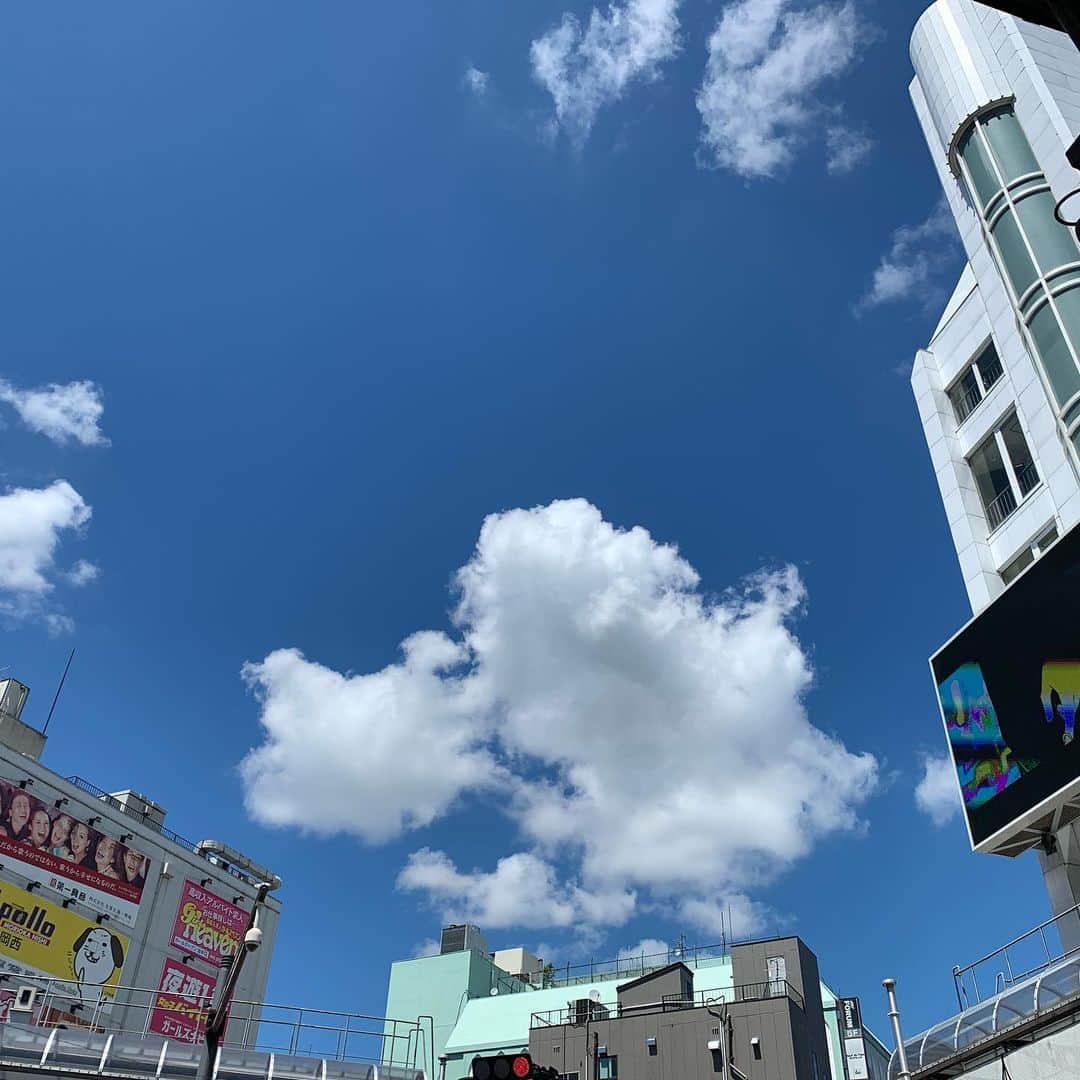 大隅智子さんのインスタグラム写真 - (大隅智子Instagram)「8月のスタートは、盛岡は夏空が広がり、暑くなりました。9日ぶりに30度以上の真夏日になりました。 午後からはあちこちで雷雨になりました。 あす（2日）は東北地方は梅雨明けの発表があるかもしれません。」8月1日 22時11分 - tomokotenki