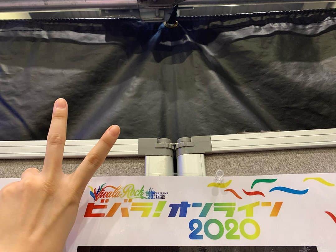 のインスタグラム：「ライブが好きだ、バンドが好きだ、音楽が好きだーーーー！ 本当にありがとう。幸せ！ #ビバラオンライン」