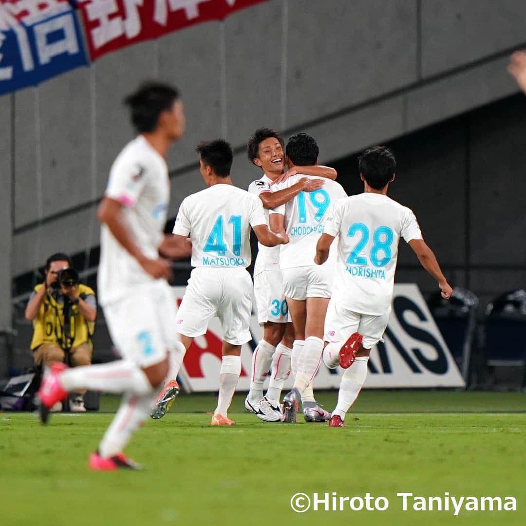 のインスタグラム：「. ＼⚪️ #サガン鳥栖 がうれしい初白星⚪️／ 試合終了後には涙ぐむ鳥栖の選手の姿も。 (Photo: Hiroto Taniyama) . 🇯🇵#明治安田生命J1リーグ 第8節 🆚FC東京 2-3 サガン鳥栖 ⚽️#石井快征 (30分)、#レアンドロ (39分)、#森下龍矢 (43分)、#趙東建 (56分)、#原大智 (86分) . #soccer #football #jleague #J1 #sagantosu #sagan  #goaljleague #サッカー #フットボール #Jリーグ #明治安田生命Jリーグ #⚽」