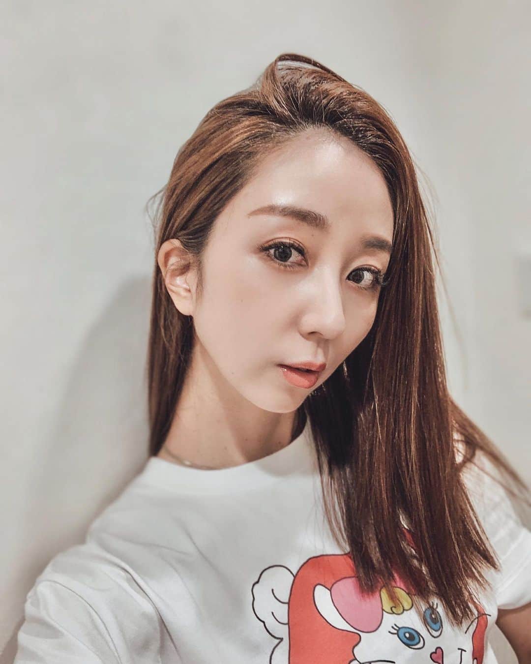 のインスタグラム：「ヘアスタイルを変えたり、コンタクトレンズを変えたりと色々イメチェンしていて楽しい✌️✌️💓﻿ ﻿ サークルレンズをやめたので、目を盛らない小さいカラコンだとなんとな~く目元がさみしいなと思い、久々にマツエクしました*\(^o^)/*﻿ ﻿ @garland_eyelash さんの #ラスティングラッシュ がめちゃいいの！﻿ これ付けてから、最近実はずっとアイライン引いてないよ！﻿ アイラインなしで大丈夫なくらい密なマツエクで、名前の通り長持ちしてくれる👍👍﻿ ﻿ ブラック100束でこんなに濃いふさふさだよ💓💓﻿ ちなみにカラーは4種類くらいあったかな??🤔🤔﻿  ﻿ イメチェンはまだまだ続きます！﻿ ﻿ ﻿ ﻿ ﻿ #マツエク #まつ毛エクステ#garlandeyelash #新宿マツエク #睫毛 #eyelash #shinjuku #beautysalon #イメチェン #垢抜け #自分磨き #女子力アップ #睫毛 #接睫毛 #カラコン #poplens #スパニッシュグレー #ハーフカラコン #時短メイク」