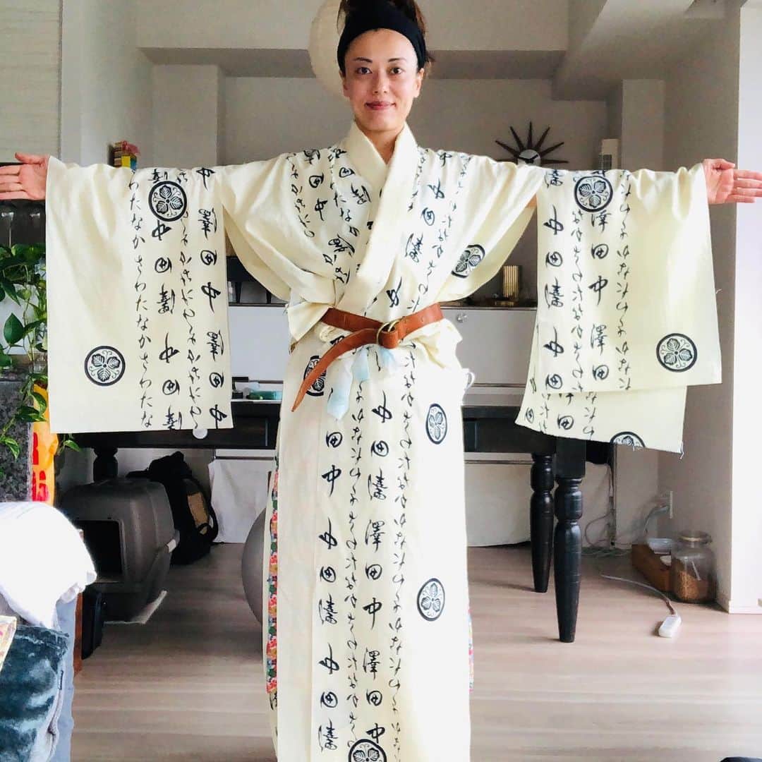 池田有希子のインスタグラム：「袖と身頃の裁断を終えたところで柄合わせの選択肢の多さに気づいてしまいやばいことに。  1)すっきり。 2)袖を反転、衿を文字柄。 3)アシンメトリー。 4)衿もアシンメトリー。 衿に文字柄のところ使うと、存在感が強くて何というか、織田無道感。でも衿のアシンメトリーはアリかも！後ろ身頃の印象も大事だし、もう沼！！  #浴衣を縫う会　#浴衣　#yukata #sewing」