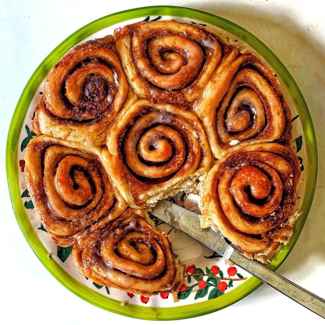 Food & Wineさんのインスタグラム写真 - (Food & WineInstagram)「It's a sticky bun kind of Saturday! Tag a friend you want to share a plate with. 📷: @davidlandsel1」8月1日 22時17分 - foodandwine
