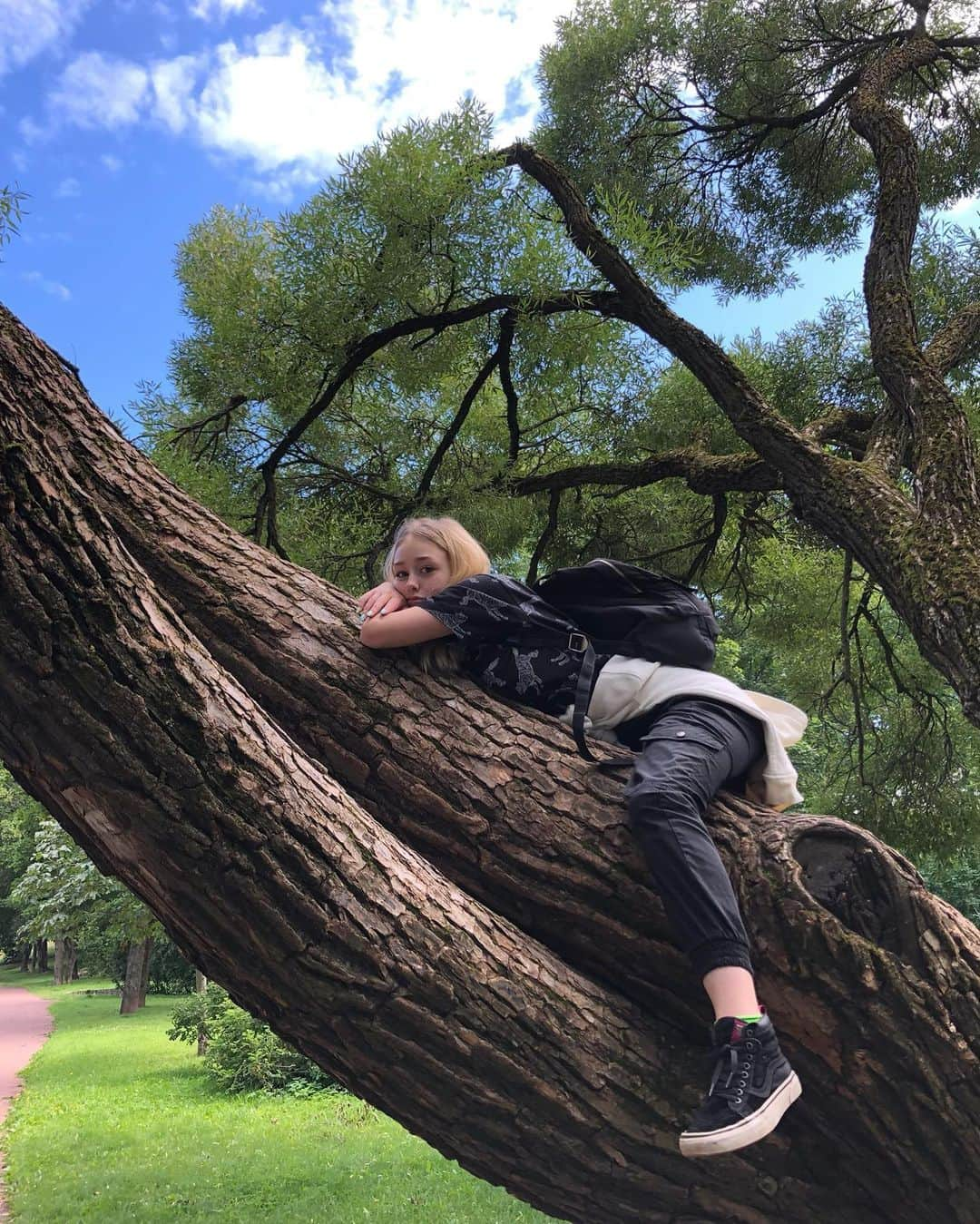 アリサ・ロスコのインスタグラム：「merging with nature🦥🌿」