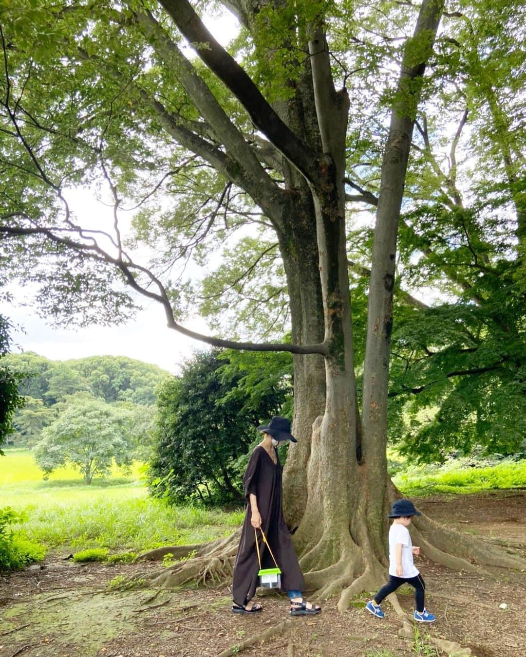 安田美沙子さんのインスタグラム写真 - (安田美沙子Instagram)「虫捕りがしたくて(自分が)、息子にその楽しさを教えたくて、初めての虫捕りに行ってきました。 私は、せみを捕まえるのが大好きなので、手掴みで油蝉を捕まえて、ぬけがらも虫かごへ。 キチキチバッタもいた✨ コオロギ、かまきりの赤ちゃん、モンシロチョウまで🦋 . . . 虫さん達、最後はバイバイしようねとキャッチ&リリース。 息子は寂しくて泣きそうでしたが、「かわいそうだもんね！バイバイ！」と納得してくれました。 . . . 自分が子供の頃お婆ちゃんに教わって自然と遊んだのが本当に楽しかったから。。。その感覚をいつまでも覚えていて欲しい。 また行こうね❤️ . . . #nature #boy #family #3yearsold #love #green #セミ捕り #虫捕り  #自然と遊ぼう　#夏到来 #ぼくのなつやすみ  やりたい」8月1日 22時20分 - yasuda_misako