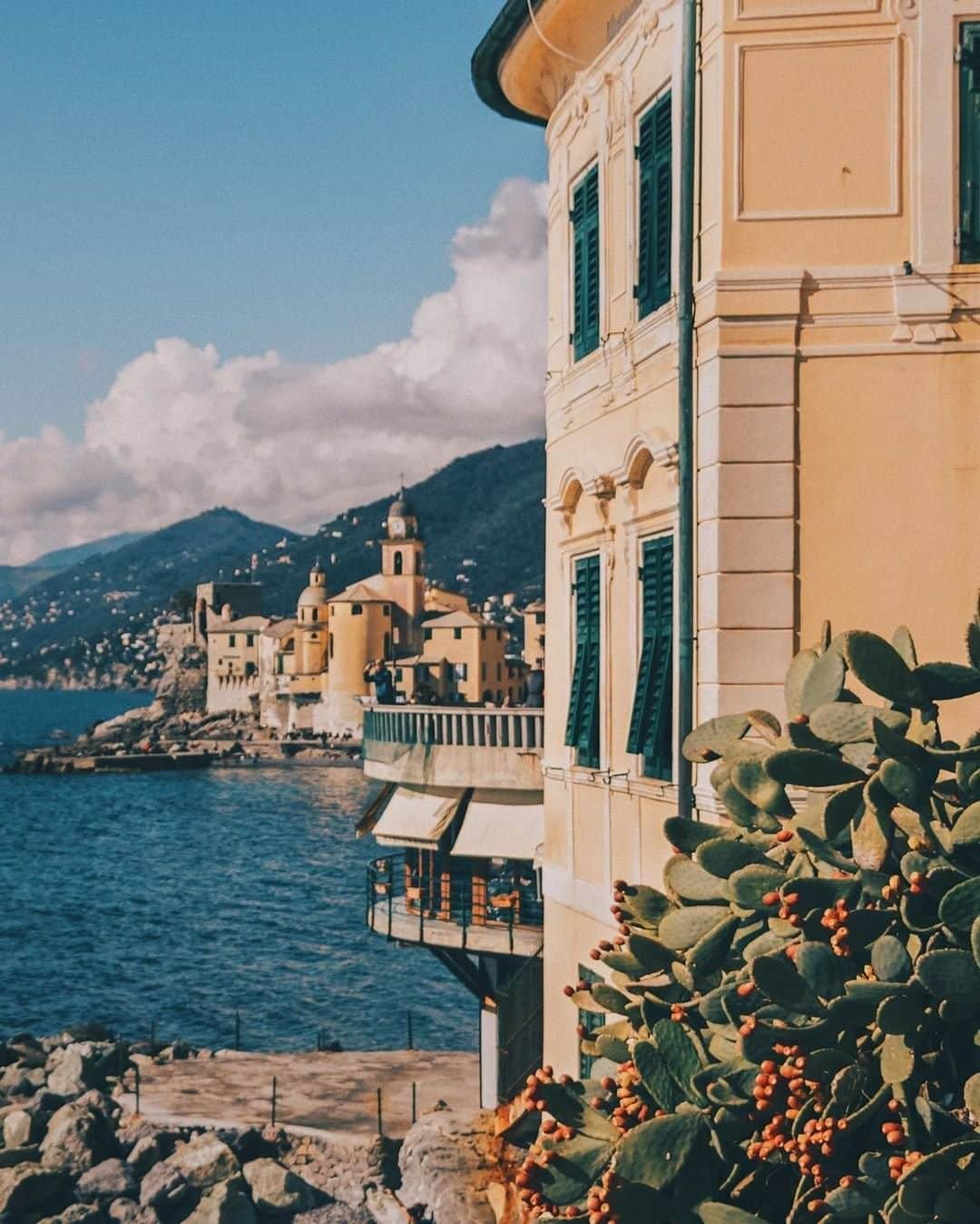 Travel + Leisureさんのインスタグラム写真 - (Travel + LeisureInstagram)「Northwest Italy’s coastal towns tend to live in the shadow of the neighboring French Riviera, but that means beaches like Camogli have all the Mediterranean beauty with a fraction of the crowds. Get our list of the best beaches in Italy at the link in bio. #tlpicks courtesy of @donquiellumbera_」8月1日 22時23分 - travelandleisure