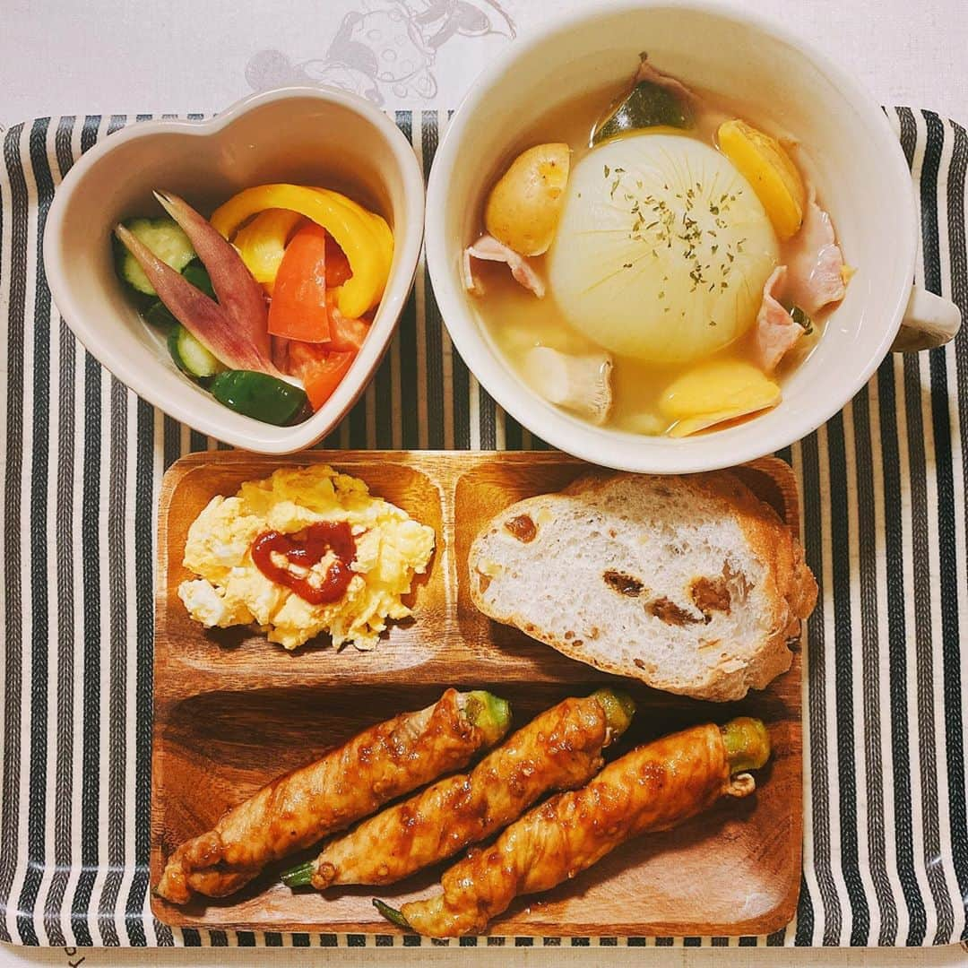 楠見藍子のインスタグラム：「本日の#おうちごはん🍙🍴( ¨̮ )✩ おっきいオクラにおにく巻き巻き。 #丸ごと玉ねぎのスープ は炊飯器さんのおかげでらくちんであまーくてやわらかーくてありがたーい\( *´꒳`*)/ 長男くんがひと口たべて「なにコレすっごーい！！」ってさけんだので狩野英孝かとおもいました。 #ママ#ごはん#男の子兄弟#息子 #ピクルスはきのう仕込んだ#ミョウガのピクルスおいしいよね #ラブアース」