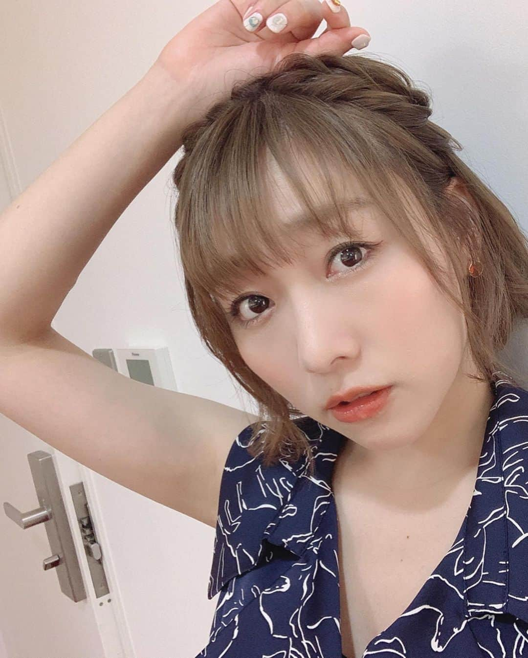 須田亜香里さんのインスタグラム写真 - (須田亜香里Instagram)「ソーシャルディスタンス仕様で手乗り花奈ちゃん❤️可愛いでしょー☺️ . 8月2日(日) ❤️【 #熱闘mリーグ 】クイズMリーグ検定 全国の皆様→ABEMA 25:00〜 関東の皆様→テレ朝 25:25〜 . 麻雀が分からなくても 思わずクイズに参加したくなっちゃう 楽しい問題続々です💕 . #mリーグ #麻雀 #乃木坂46 #中田花奈 ちゃん #あかなりん #手乗り写真 #先週放送分の衣装 #馬柄ワンピース #好きすぎた #スリットワンピース再び🙈💕 @samukashiwagi #この日は #セルフメイク .  . ----------------- . 8月2日(日)は 💛中日新聞コラム連載 【 #てくてく歩いてく】 今週はとある旬のフルーツのエピソードを書いてみたよ。 . 💚【#ske48配信限定公演 】16:55〜 YouTubeにて一部生配信あり！ SKE48の劇場公演や 須田亜香里のアイドル姿を見たことがない方！ ぜひ試しに観てやってください✊ #ske48 公式youtubeチャンネルです。 ストーリーズにリンク貼っとくね。 . .」8月1日 22時25分 - akarisuda