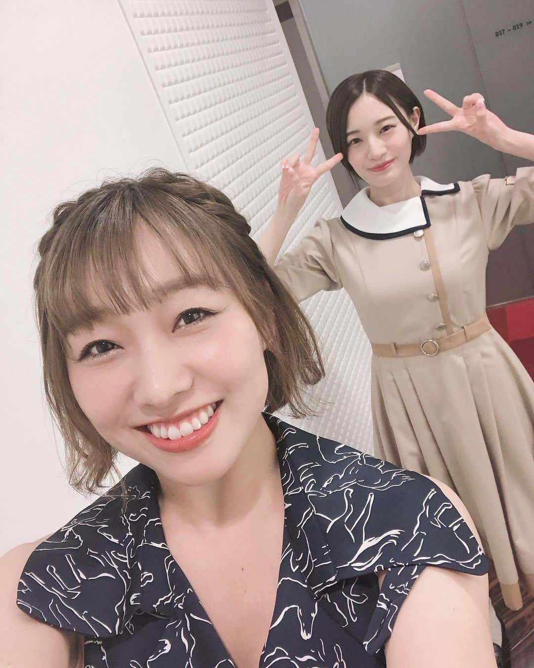 須田亜香里さんのインスタグラム写真 - (須田亜香里Instagram)「ソーシャルディスタンス仕様で手乗り花奈ちゃん❤️可愛いでしょー☺️ . 8月2日(日) ❤️【 #熱闘mリーグ 】クイズMリーグ検定 全国の皆様→ABEMA 25:00〜 関東の皆様→テレ朝 25:25〜 . 麻雀が分からなくても 思わずクイズに参加したくなっちゃう 楽しい問題続々です💕 . #mリーグ #麻雀 #乃木坂46 #中田花奈 ちゃん #あかなりん #手乗り写真 #先週放送分の衣装 #馬柄ワンピース #好きすぎた #スリットワンピース再び🙈💕 @samukashiwagi #この日は #セルフメイク .  . ----------------- . 8月2日(日)は 💛中日新聞コラム連載 【 #てくてく歩いてく】 今週はとある旬のフルーツのエピソードを書いてみたよ。 . 💚【#ske48配信限定公演 】16:55〜 YouTubeにて一部生配信あり！ SKE48の劇場公演や 須田亜香里のアイドル姿を見たことがない方！ ぜひ試しに観てやってください✊ #ske48 公式youtubeチャンネルです。 ストーリーズにリンク貼っとくね。 . .」8月1日 22時25分 - akarisuda