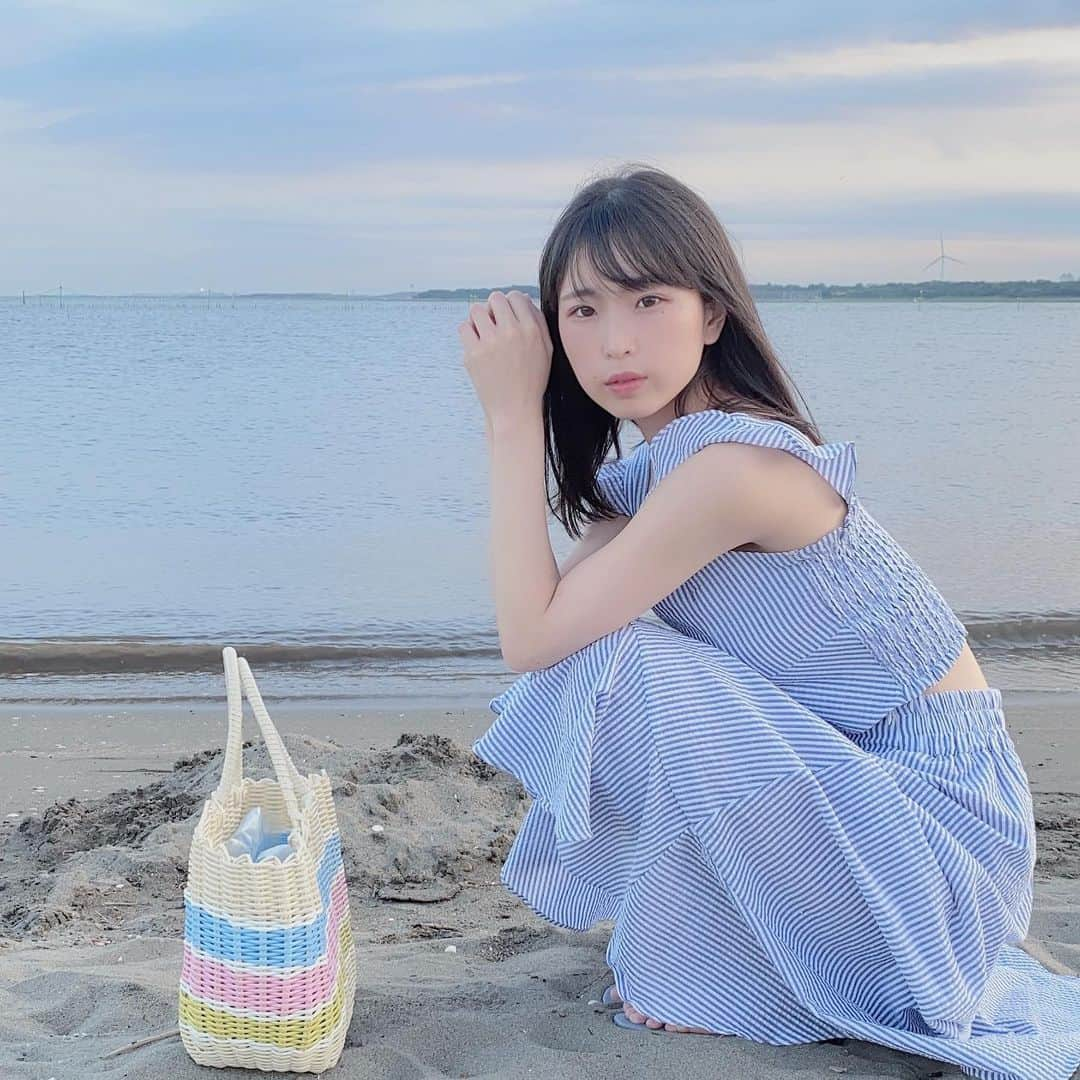 夏木紫帆のインスタグラム：「海〜‼️‼️‼️ #海 #sea #グラビアモデル #グラビアアイドル #友達曰く #重盛さと美さん風 #重盛さと美さん #憧れ」