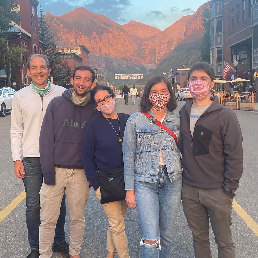 ボビー・ブラウンのインスタグラム：「Lucky to have my family ( Missing @payalpateldpt and @codyplof very much) here with the ultra chic @kmholland and one of her 50 face masks @dplofker @5dukes @sdplof」