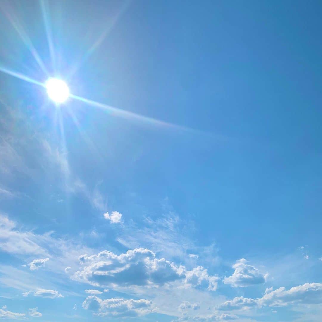 福田太郎さんのインスタグラム写真 - (福田太郎Instagram)「百点満点の青空☀️ ８月初日の札幌は、この夏一番の暑さに！ これ以上ない、気持ちの良い天気でした😆💯 ⠀ きっと来年の今頃は、#東京オリンピック 真っ只中で あっつい中、つめたーい #ビール で乾杯して 今よりも、ずっと暮らし易くなってるはずです！ ⠀ だから今年は今年で、工夫しながら気をつけながら 北海道の短い夏、一緒にアツく楽しみましょう🌻⚾️🍻 ⠀ #北海道 #2020 #8月 #夏 #大好きな季節  #札幌 31.3度 #今年一番 の暑さ🔥 #イチモニ！ #かねたつ 気象予報士 #ドンピシャ 💮 #百点満点の青空 使ってくれてありがとう😊 ®️#福田太郎 #夏男 ＋ #熱盛 ＝ #熱男 #アナウンサー 来年こそ！#東京2020 #オリンピック #仕事 にします✈️ #青空 #bluesky #空が好き #空が好きな人と繋がりたい」8月1日 22時31分 - htb_tarofukuda