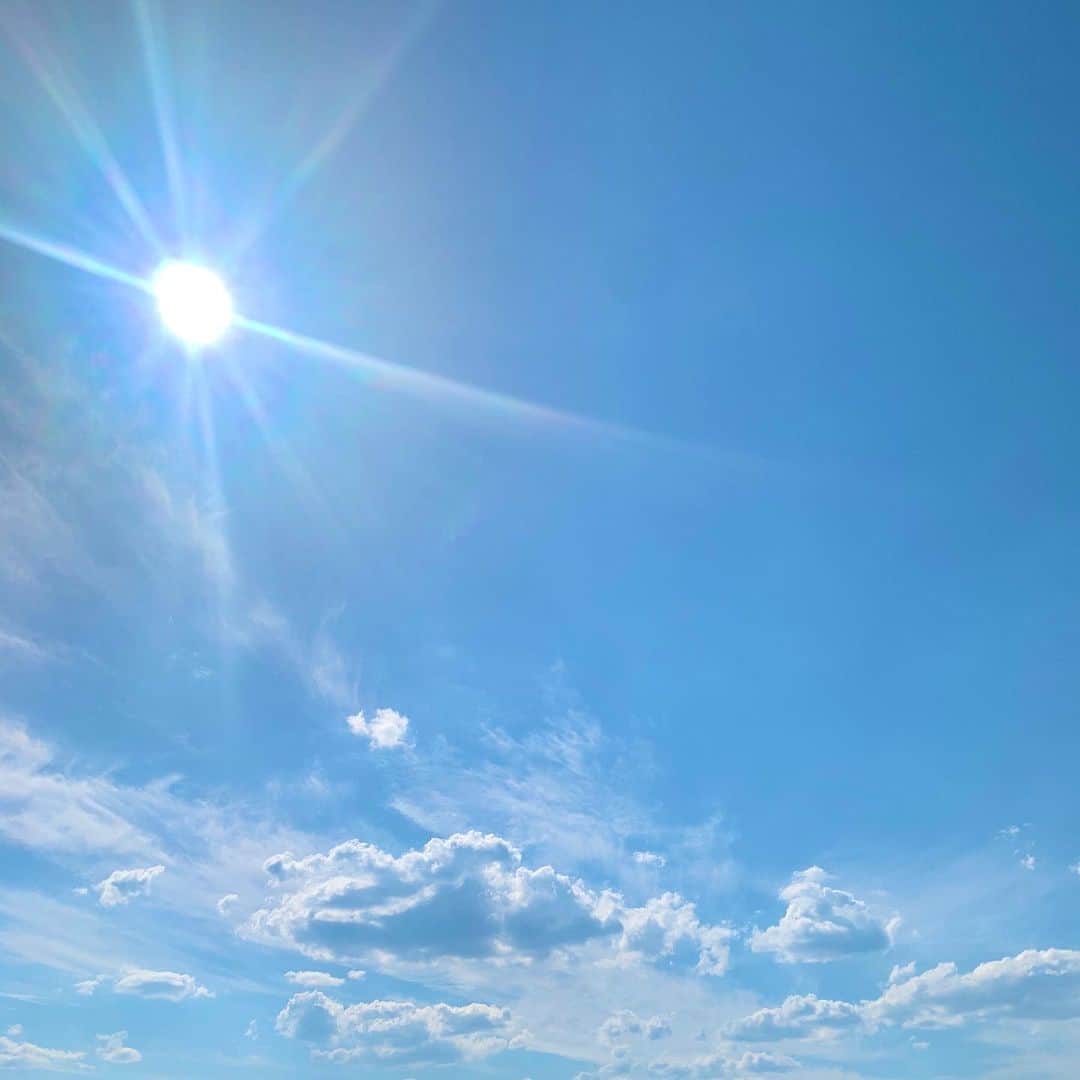 福田太郎のインスタグラム：「百点満点の青空☀️ ８月初日の札幌は、この夏一番の暑さに！ これ以上ない、気持ちの良い天気でした😆💯 ⠀ きっと来年の今頃は、#東京オリンピック 真っ只中で あっつい中、つめたーい #ビール で乾杯して 今よりも、ずっと暮らし易くなってるはずです！ ⠀ だから今年は今年で、工夫しながら気をつけながら 北海道の短い夏、一緒にアツく楽しみましょう🌻⚾️🍻 ⠀ #北海道 #2020 #8月 #夏 #大好きな季節  #札幌 31.3度 #今年一番 の暑さ🔥 #イチモニ！ #かねたつ 気象予報士 #ドンピシャ 💮 #百点満点の青空 使ってくれてありがとう😊 ®️#福田太郎 #夏男 ＋ #熱盛 ＝ #熱男 #アナウンサー 来年こそ！#東京2020 #オリンピック #仕事 にします✈️ #青空 #bluesky #空が好き #空が好きな人と繋がりたい」