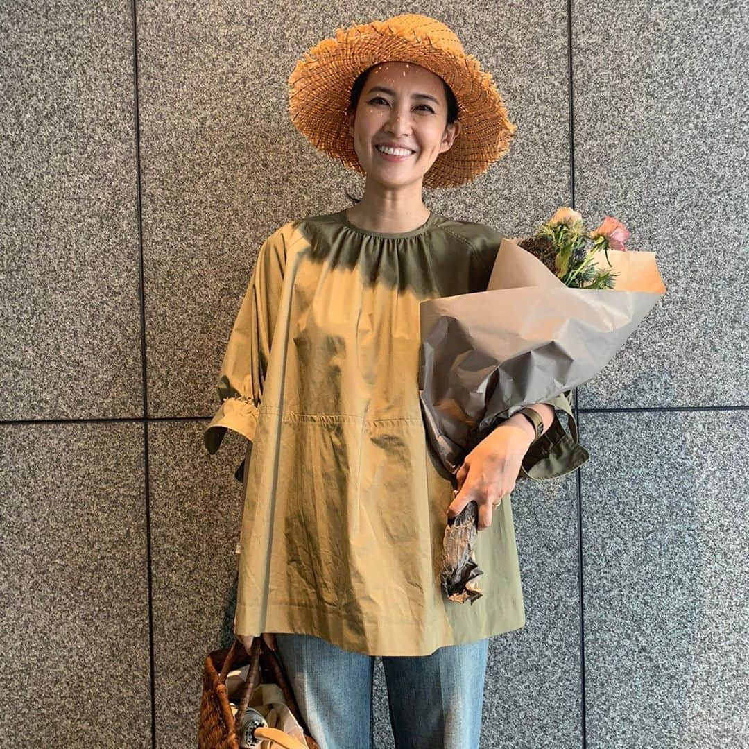 浜島直子さんのインスタグラム写真 - (浜島直子Instagram)「駆け抜けた1週間。 撮影で使ったお花をいただいて、ほくほくのところ。 梅雨が明けましたね🌈 ・ #このデニムは忘れもしない #28か29歳の誕生日に買ったやつ #誰ですか #忘れてるやないかーいと言った人は #ひっさしぶりに履いたら #オエっとなるほどキツかった🤢😱 #ボタンが弾け飛びそう #ケンシロウ #誰にも聞かれていませんが #ブラウス　#shinzone  #デニム　#chloe  #帽子　#coeur  #靴　#mohedatoffeln  #バッグ　#ピボワンヌ」8月1日 22時42分 - hamaji_0912