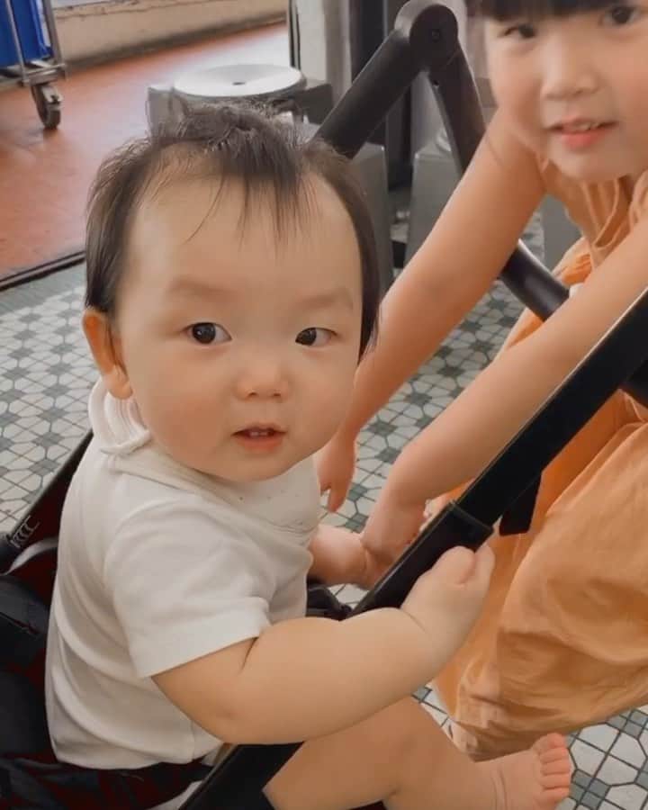 MOMOツインズのインスタグラム：「They say kids take after their parents. It’s true...just saw ourselves in these two 😳  Dining out with kids #reality #speedeating #welcometoparenthood」