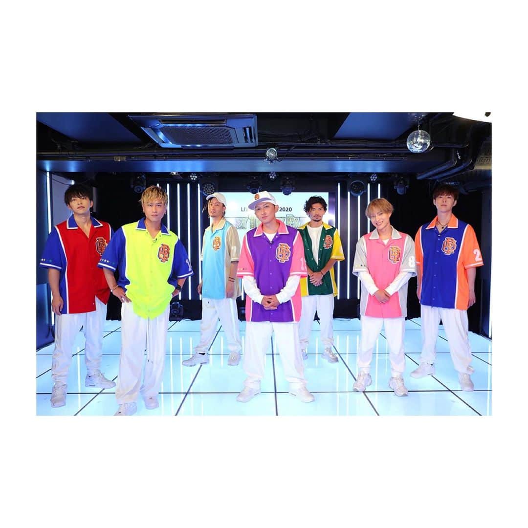 U-YEAH のインスタグラム：「9/30 に新曲が出ます。 「Fantasista」と言います。 1人でも多くの人に刺さるような熱いダンスをします。 そして、 今回も販促品をデザインします。 これから描きます。 1人でも多くの人の手にとってもらえるようなものにします。  よろしくお願いします。 #DAPUMP #fantasista」