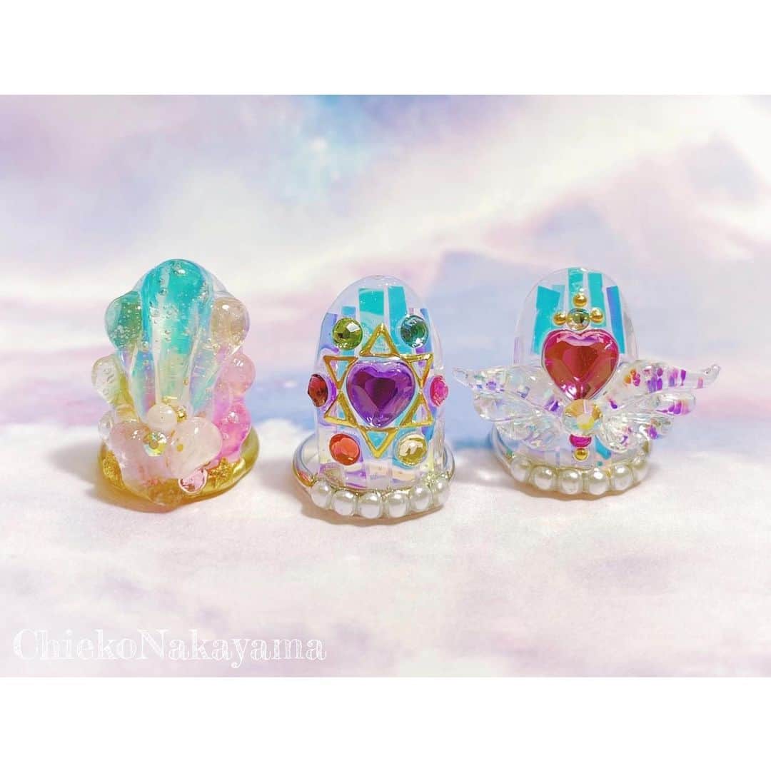 なかやまちえこのインスタグラム：「@stampnailring なかやまちえこ #ハンドメイド ネイルリング 8月はこちらの3点です💍✨⠀ ⠀ （※貝のデザインが既に売り切れております🙏💦）⠀ ⠀ ご購入は @stampnailring  のプロフィールから販売サイトに飛んでいただくか、ストーリーから飛べます☺️☺️☺️⠀ ⠀ #リングネイル は指先に #リング をはめていただくのみの取り外し簡単に爪先のオシャレを楽しめる商品です✨⠀ #スタンピングネイルリング のアカウントのストーリーハイライトのところからショッピングサイトに飛べます！⠀ 全てハンドメイドとなりますので、よろしくお願い致します😌🙏🙏✨⠀ #nail #nails #nailart #ネイル #美甲 #ネイルアート  #japanesenailart #manucure #japanesenails #manicurist #gelnails #أظافر #네일아트 #vẽmóng #ngườiđẹp  #เพ้นท์เล็บ #искусствоногтя #artedeuñas #เพ้นท์เล็บเจล #ジェルネイルデザイン #ネイルデザイン #senikuku #nagelkunst #ゆめかわネイル #オーロラネイル #ゆめかわいい ⠀ ・意匠登録済（デザイン特許）STAMPNAIL ・実用新案登録済（使い方特許）STAMPNAIL」