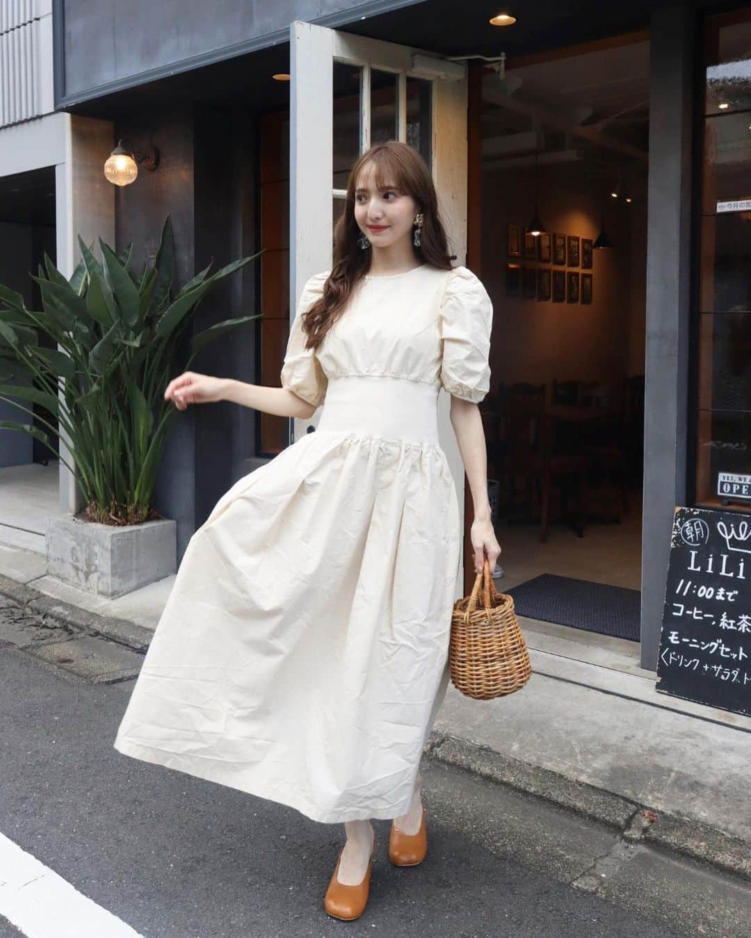 平木愛美のインスタグラム：「夏の匂いに、きゅんとした本日。  今日はとーーーっても可愛いすぎる天使みたいな女の子とlunchしたのです⚪️  形も色も可愛い。お気に入りの靴で出かけたよ🤍 私かごバッグ大好きなんだ〜〜 あと麦わら帽子もだいすき！ 夏が好きだからかな？  ちらっと絆創膏みえてるのは🤫  onepiece / @tocco_closet  bag / @mewen_official  shoes / @enfold_official」