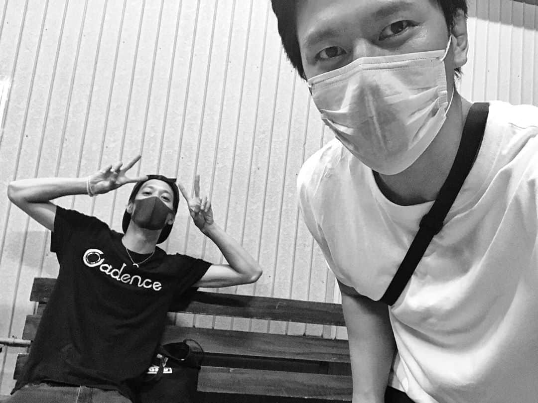小柳心のインスタグラム：「マイメンの #千葉恵佑 頼りっぱなしで自立しなきゃと思うこの頃。 ディスタンス守りつつ写真を撮る方法も慣れねば。  たくさんの人に支えられて、我々は板の上に立てているんだなあと、お芝居ができるって幸せだなあと、そう思う日々です。 願いを込めて、皆様、劇場でお会いしましょう。  #刀剣乱舞 #新撰組 #近藤勇」