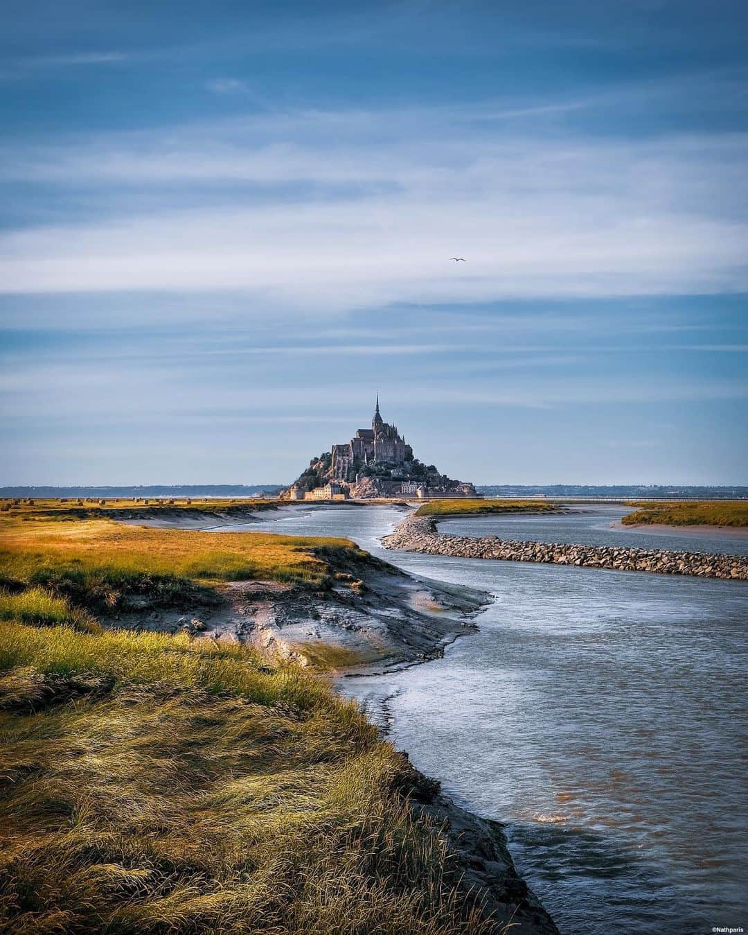 nathparisのインスタグラム：「CALM AND SERENITY 💙... . Quel bonheur de retrouver notre campagne, nos grands espaces et de profiter de cette beauté pendant quelques jours... S’évader, prendre un bol d’oxygène et admirer cette belle nature. . What a joy to rediscover our countryside, our wide open spaces and enjoy this beauty for a few days ... Get away, take a breath of fresh air and admire this beautiful nature. . #CetEteEnNormandie #Normandie #Normandy #CetEteJeVisiteLaFrance #MontSaintMichel」
