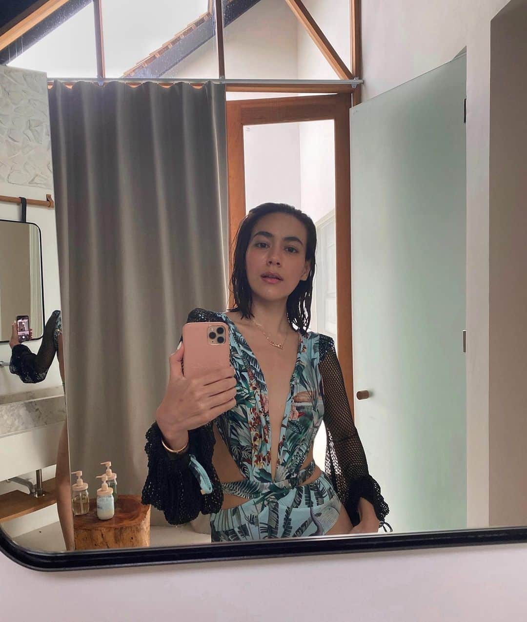 キンバリー・アン・ウォーテマス・ティアムシリのインスタグラム：「Only selfies allowed for this shot hehe! 💚」