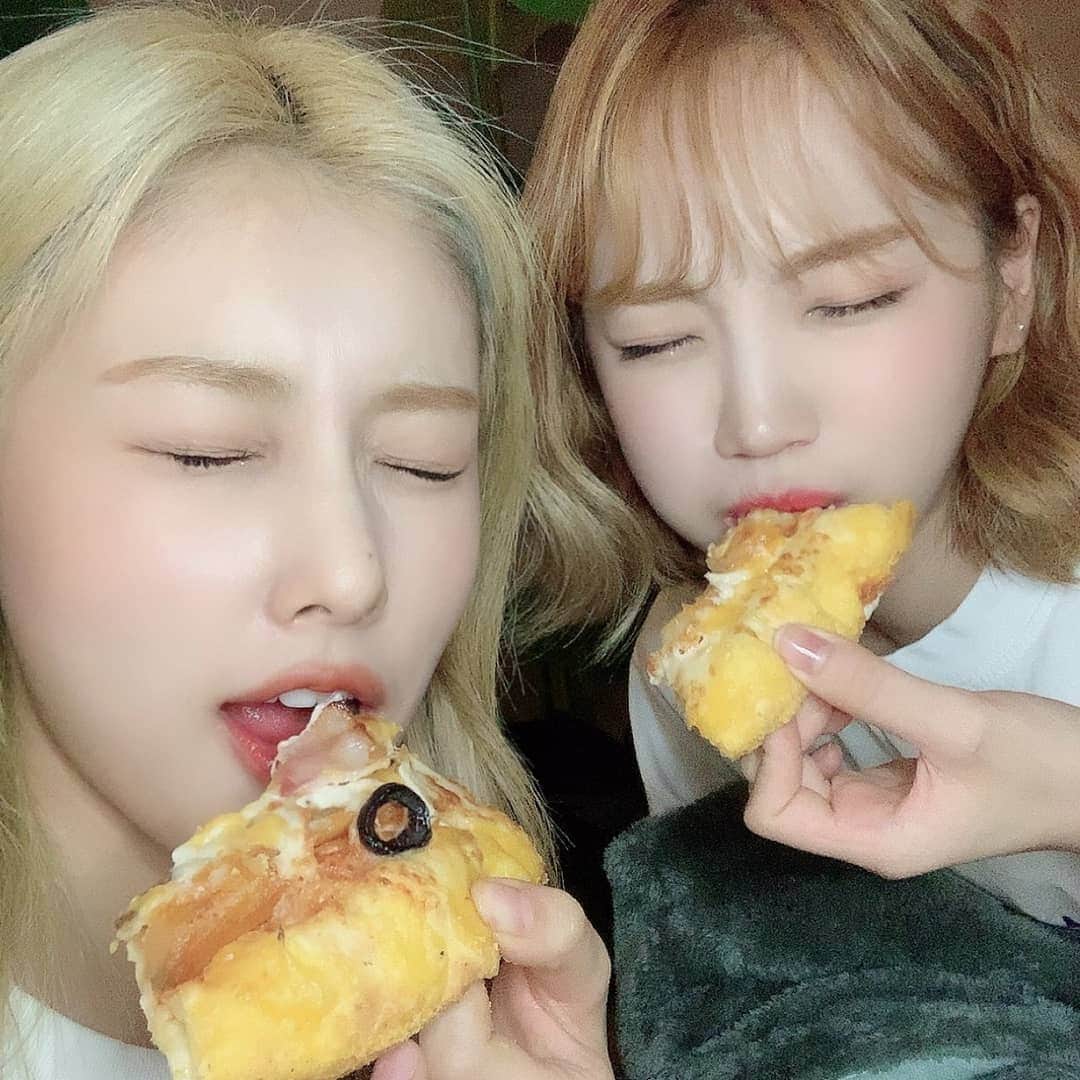 キム・チェウォンさんのインスタグラム写真 - (キム・チェウォンInstagram)「[🥀]ㅡ; 채원아 생일츄카해 🍕❤️ チェウォン、ハッピーバースデー🍕❤️ ㅡ 200801 © izone twitter #김채원 #채원 #아이즈원 #프로듀스48 #울림 #KIMCHAEWON #CHAEWON #IZONE #PRODUCE48 #WOOLLIM #KPOP」8月1日 22時58分 - kimchaewon.izone