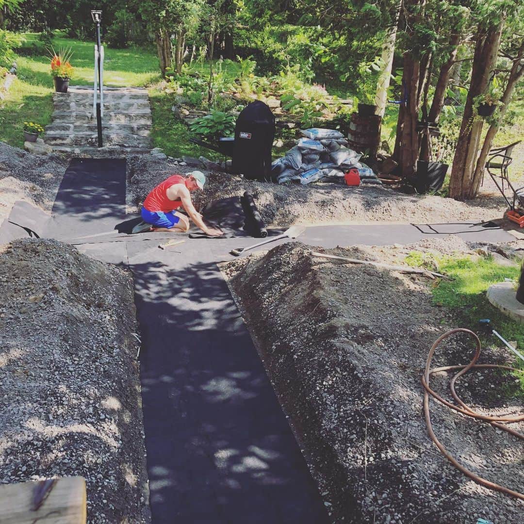 シャルリ・ビロドーのインスタグラム：「Les vacances de la construction qu’ils disent? 👷‍♂️🛠」