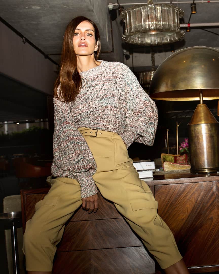 ロザ チャのインスタグラム：「O #PreviewSummer da Rosa Chá traz peças em mood utilitário, com bolsos e amarrações – como as calças slouchy.  Elas possuem cintura alta e modelagem ampla, dando um toque cool à produção. Confira todas as novidades e garanta as suas peças favoritas nas nossas lojas físicas e no site! (Blusa ref. 11.17.1053 e Calça ref. 18.11.2052) #RosaChá」