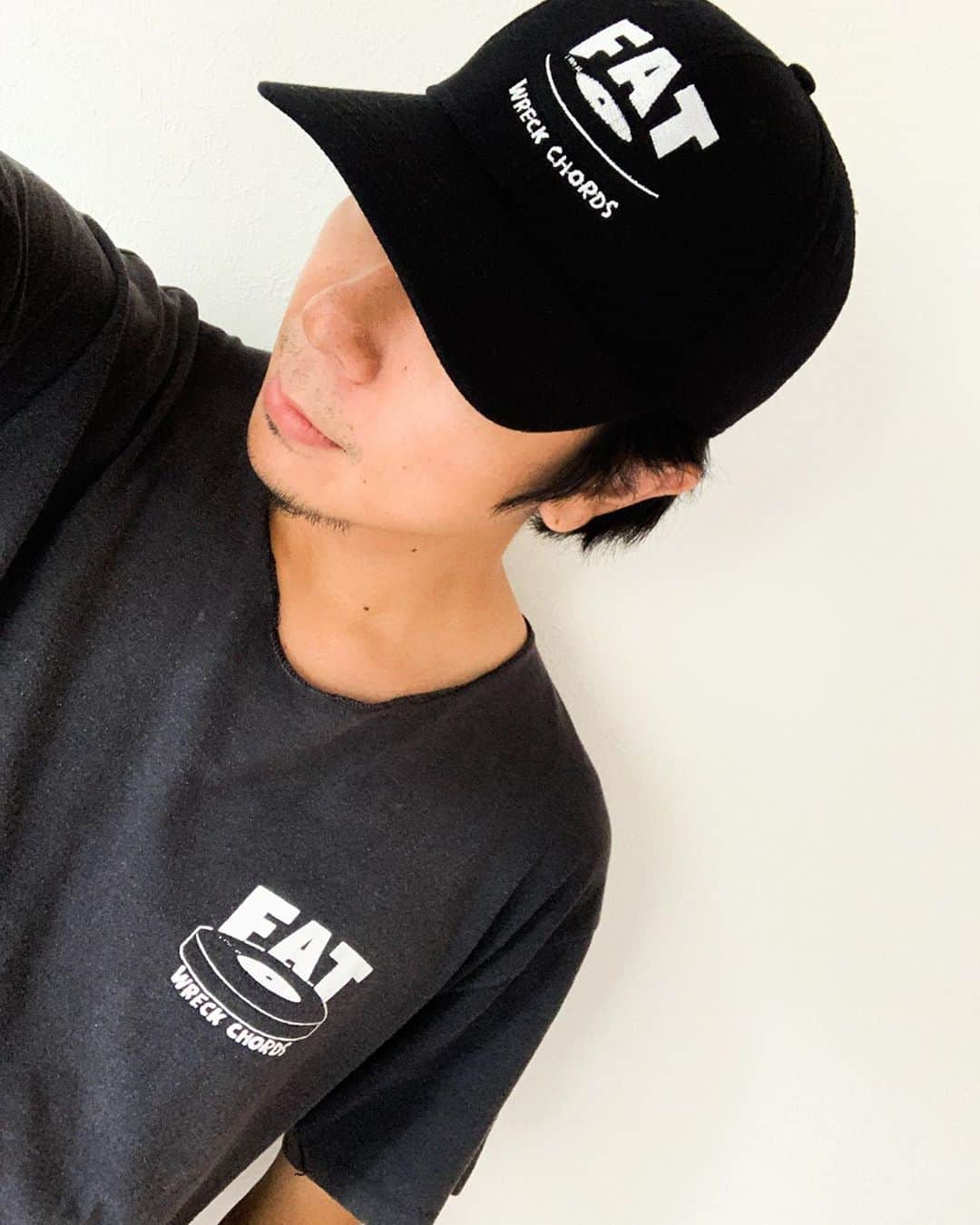 Shun さんのインスタグラム写真 - (Shun Instagram)「#今日のバンドTシャツ NO USE FOR A NAME！  7/31はUNFAN Tony Slyの命日でした。もし彼が生きていたら、どんな更なる名曲が生まれていたんだろう。 Jimbo Phillipsが描いたグラフィック、登場人物ぜんぶ分かるかな？FAT万歳🙌🏻 #NUFAN #TonySly  #RIP  #FatWreckChords  答え #NUFAN #socialdistortion #descendents #ALL #RKL #circlejerks #corrosionofconformity #misfits #BLAST」8月1日 23時07分 - totalfat.shun